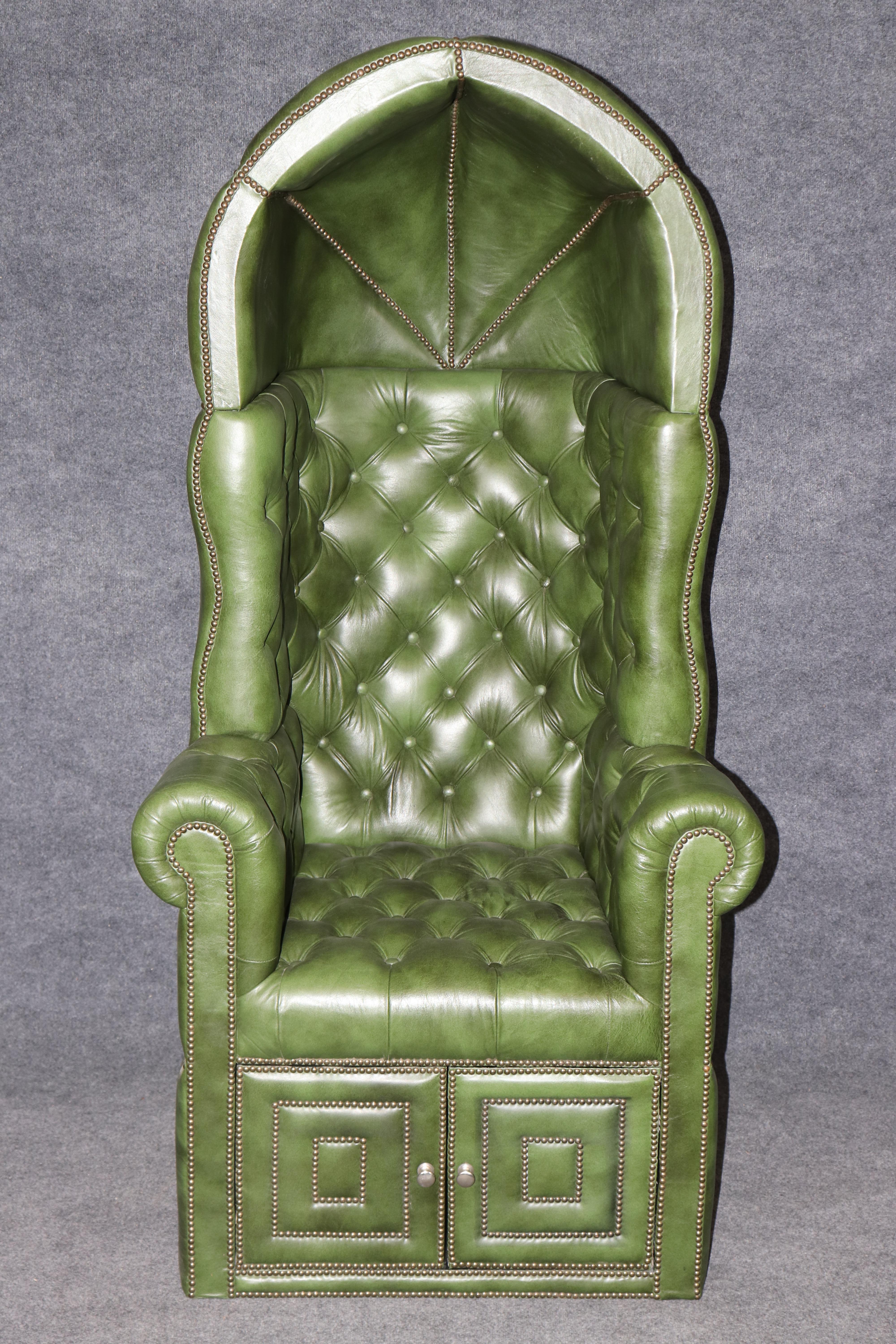 Sedia da portiere in pelle verde con baldacchino, decorazioni con chiodi in ottone e sportelli per riporre gli oggetti: una dichiarazione di artigianato inglese senza tempo.

Questa splendida sedia Porter in pelle verde è un omaggio moderno a uno