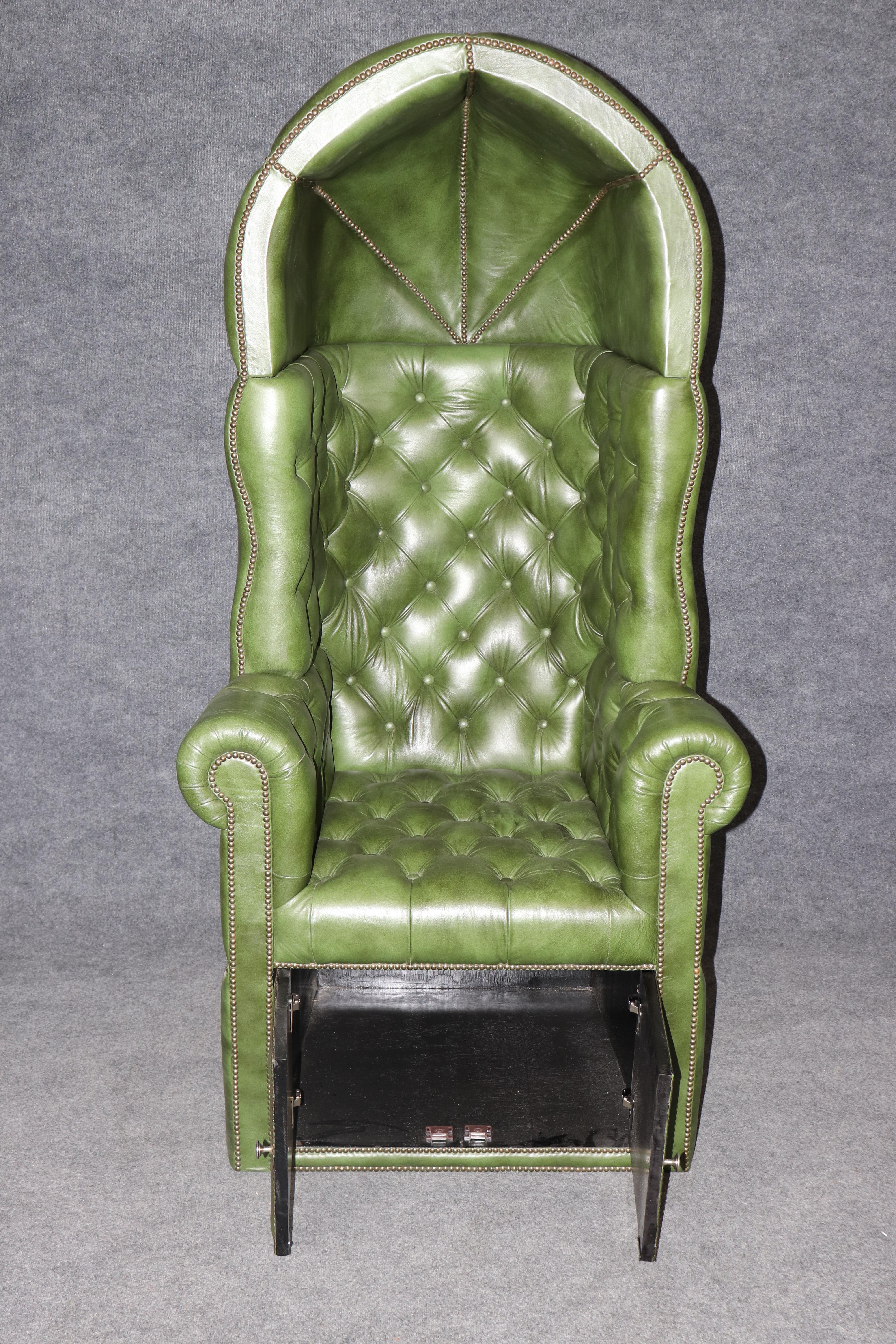 Chesterfield Sedia a baldacchino Porter in pelle verde con inserti in ottone e testa a chiodo in vendita