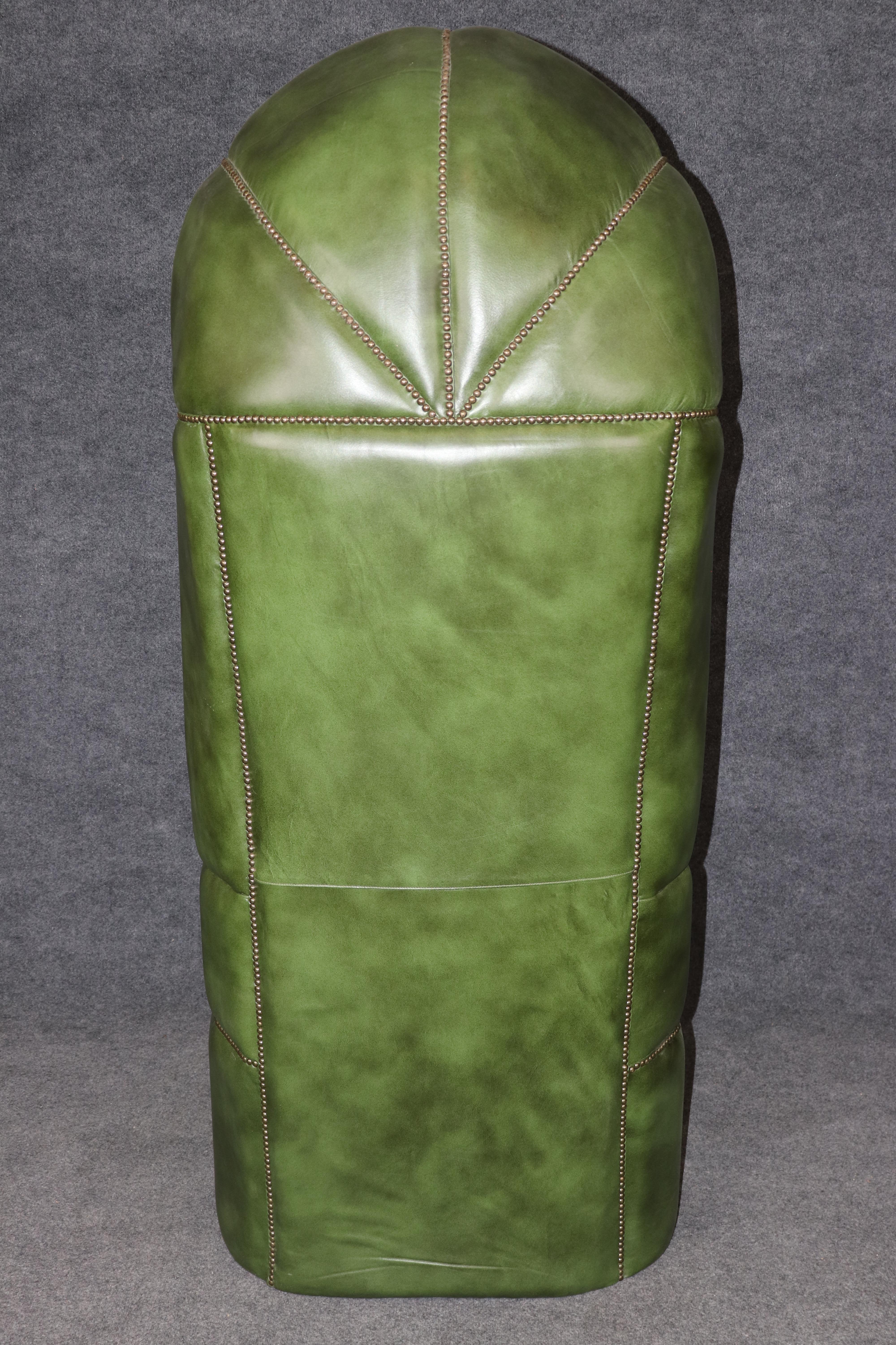 Sedia a baldacchino Porter in pelle verde con inserti in ottone e testa a chiodo In condizioni buone in vendita a Swedesboro, NJ
