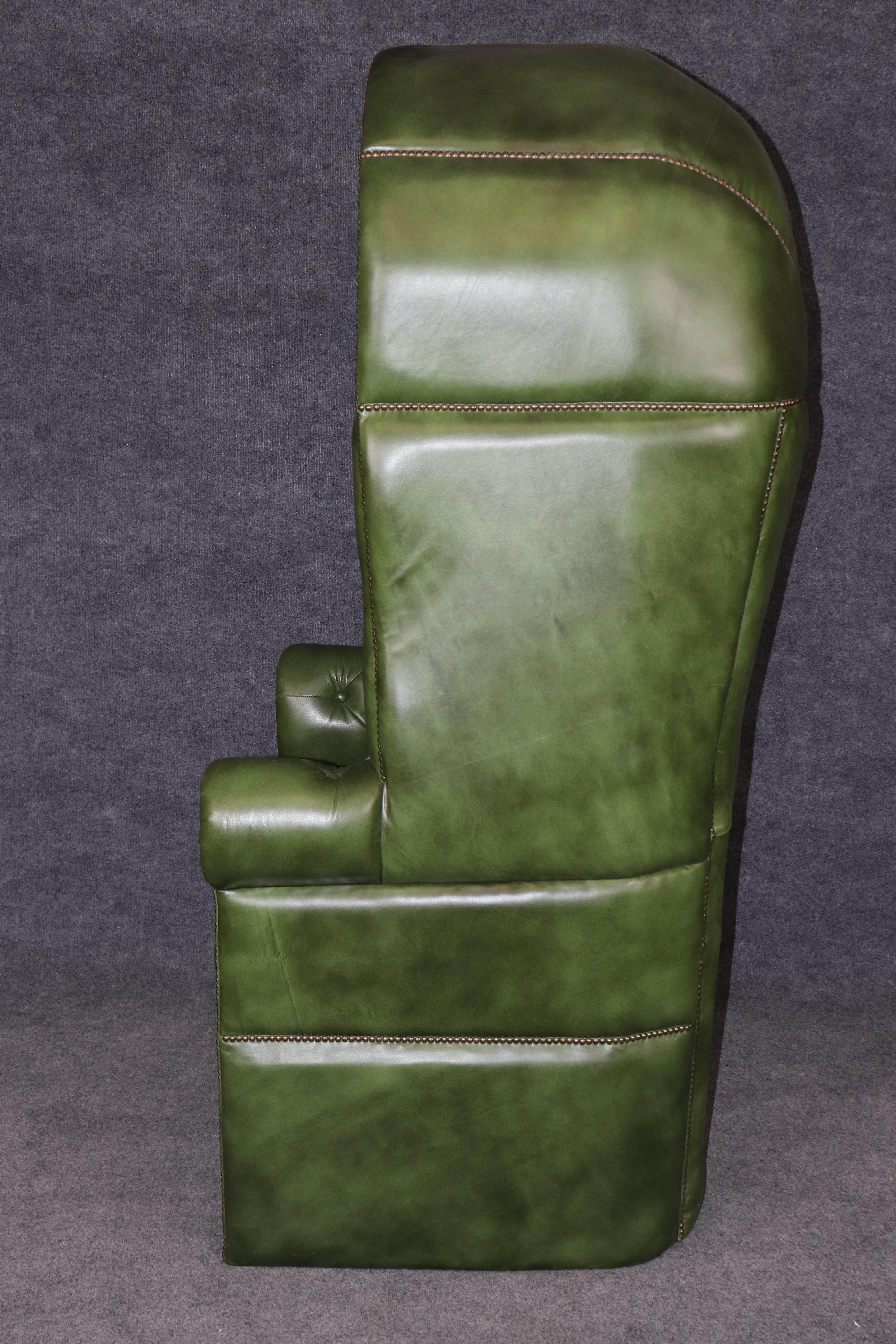 Fine XX secolo Sedia a baldacchino Porter in pelle verde con inserti in ottone e testa a chiodo in vendita