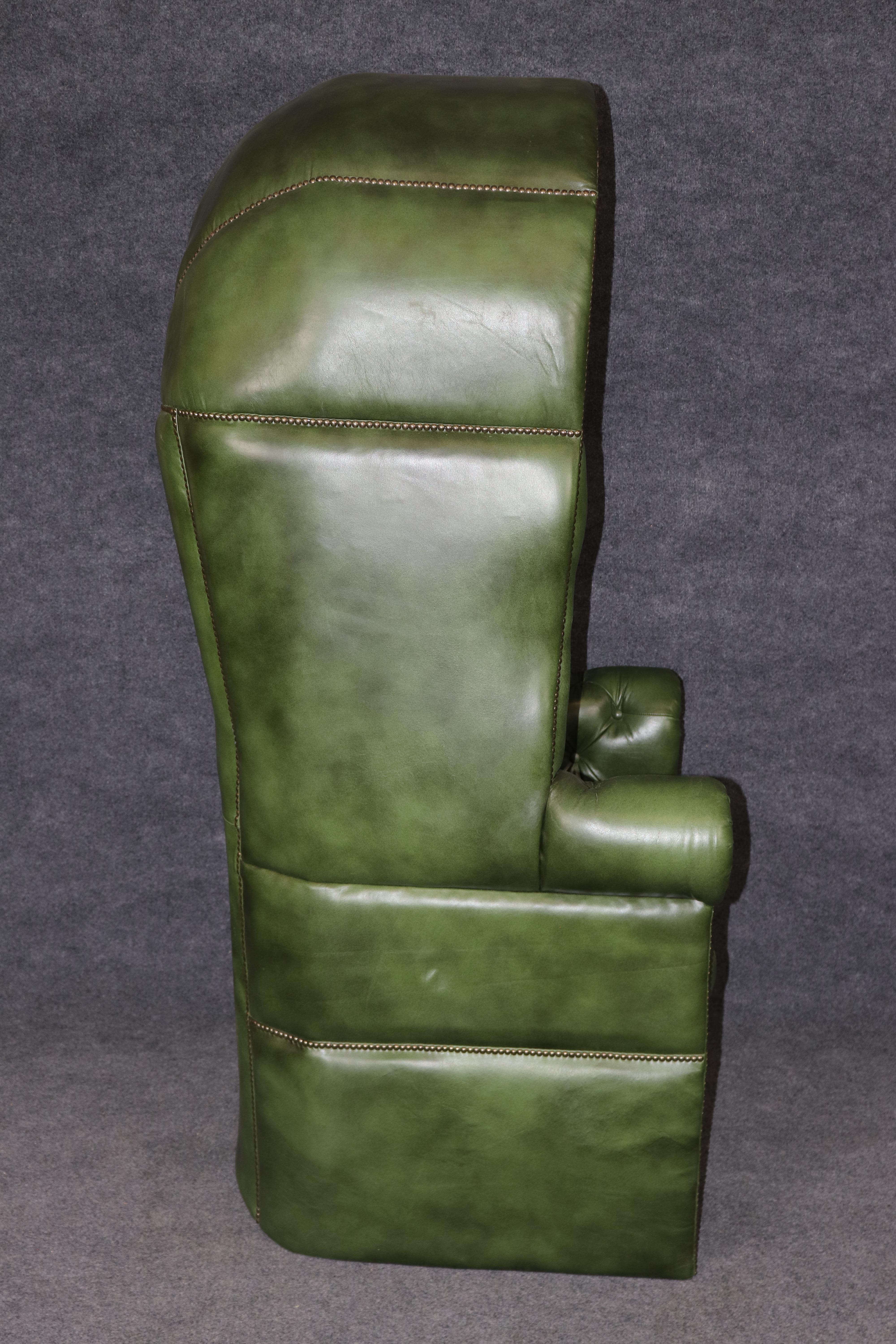 Ottone Sedia a baldacchino Porter in pelle verde con inserti in ottone e testa a chiodo in vendita