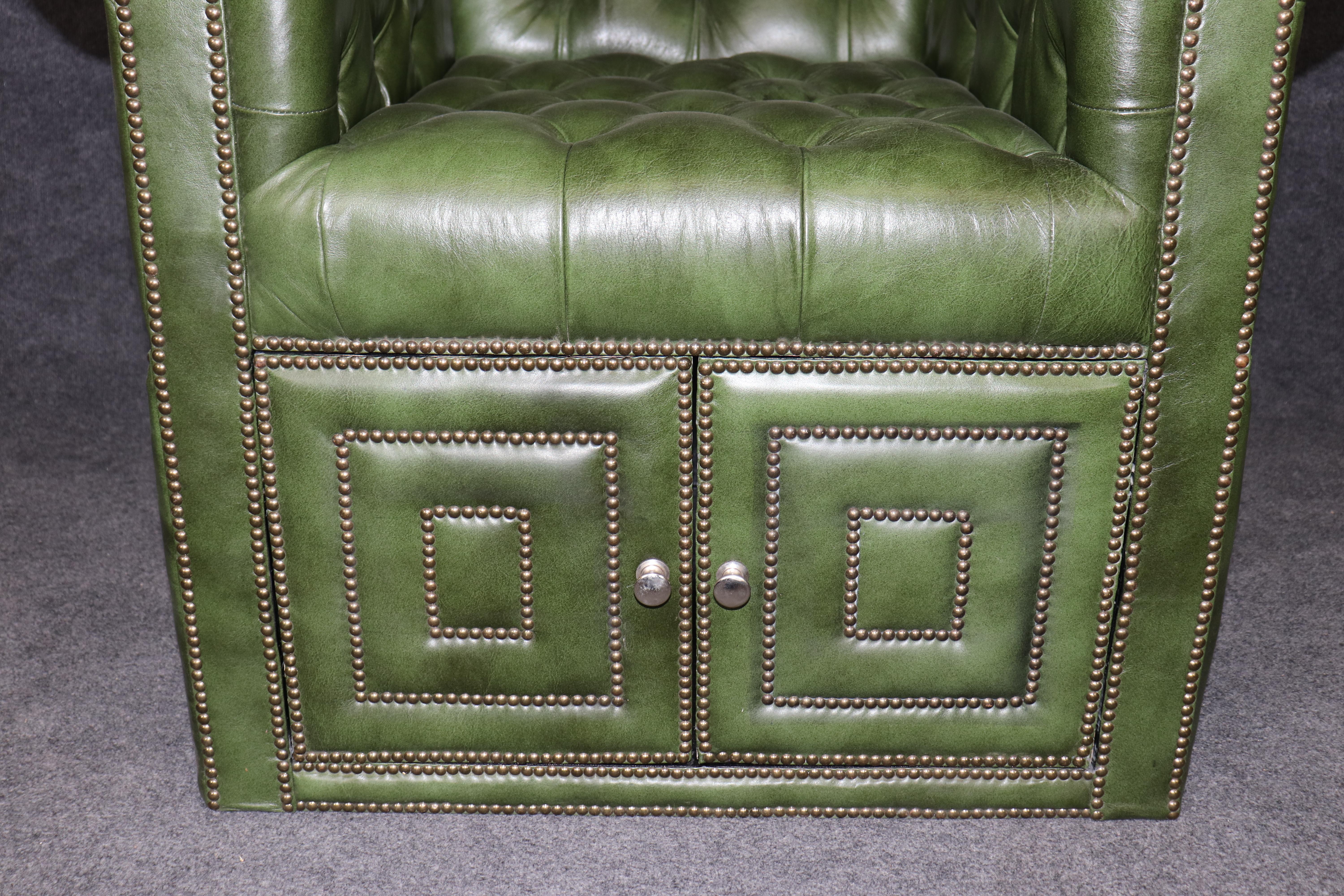 Sedia a baldacchino Porter in pelle verde con inserti in ottone e testa a chiodo in vendita 1