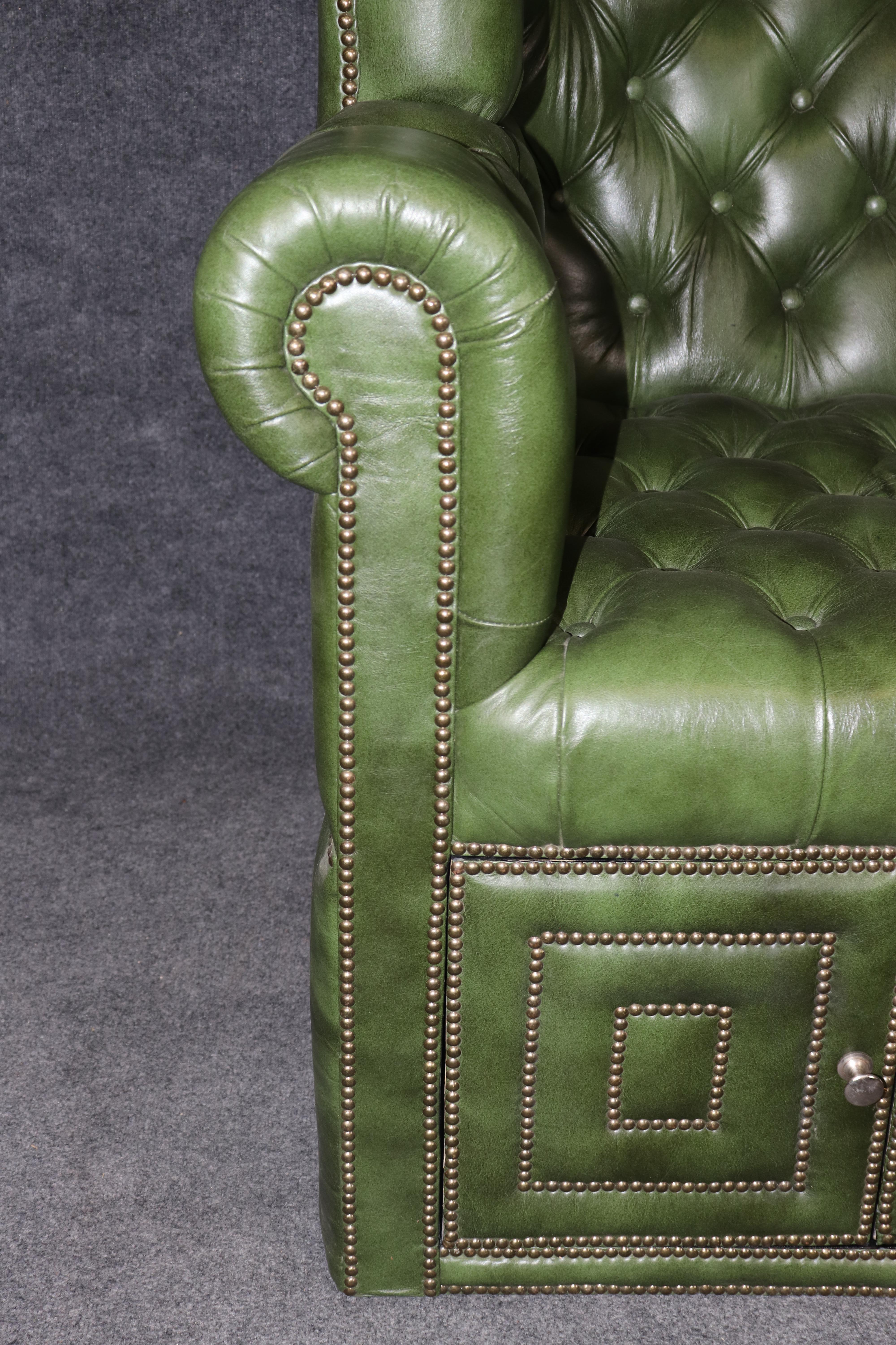 Sedia a baldacchino Porter in pelle verde con inserti in ottone e testa a chiodo in vendita 2