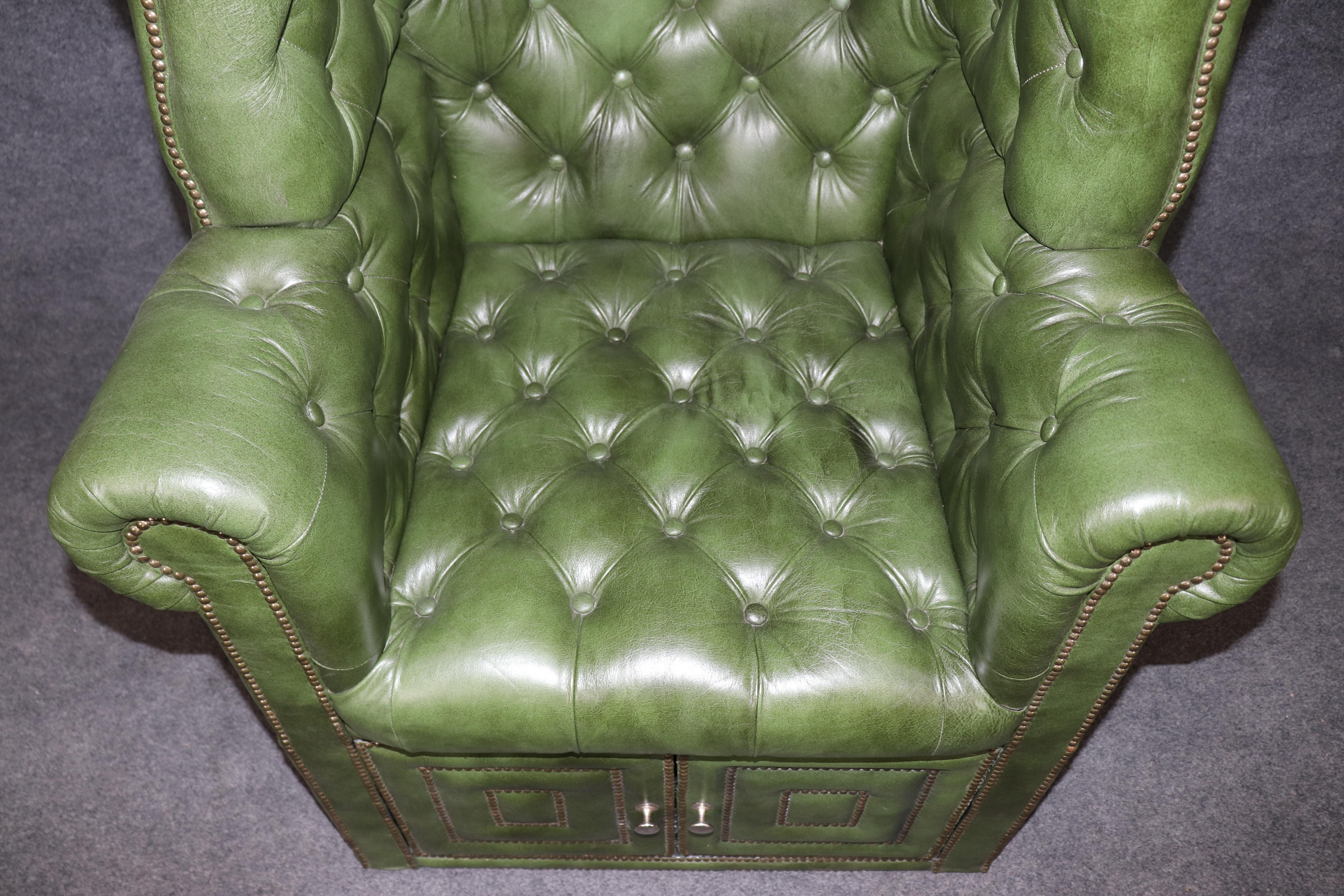 Sedia a baldacchino Porter in pelle verde con inserti in ottone e testa a chiodo in vendita 3