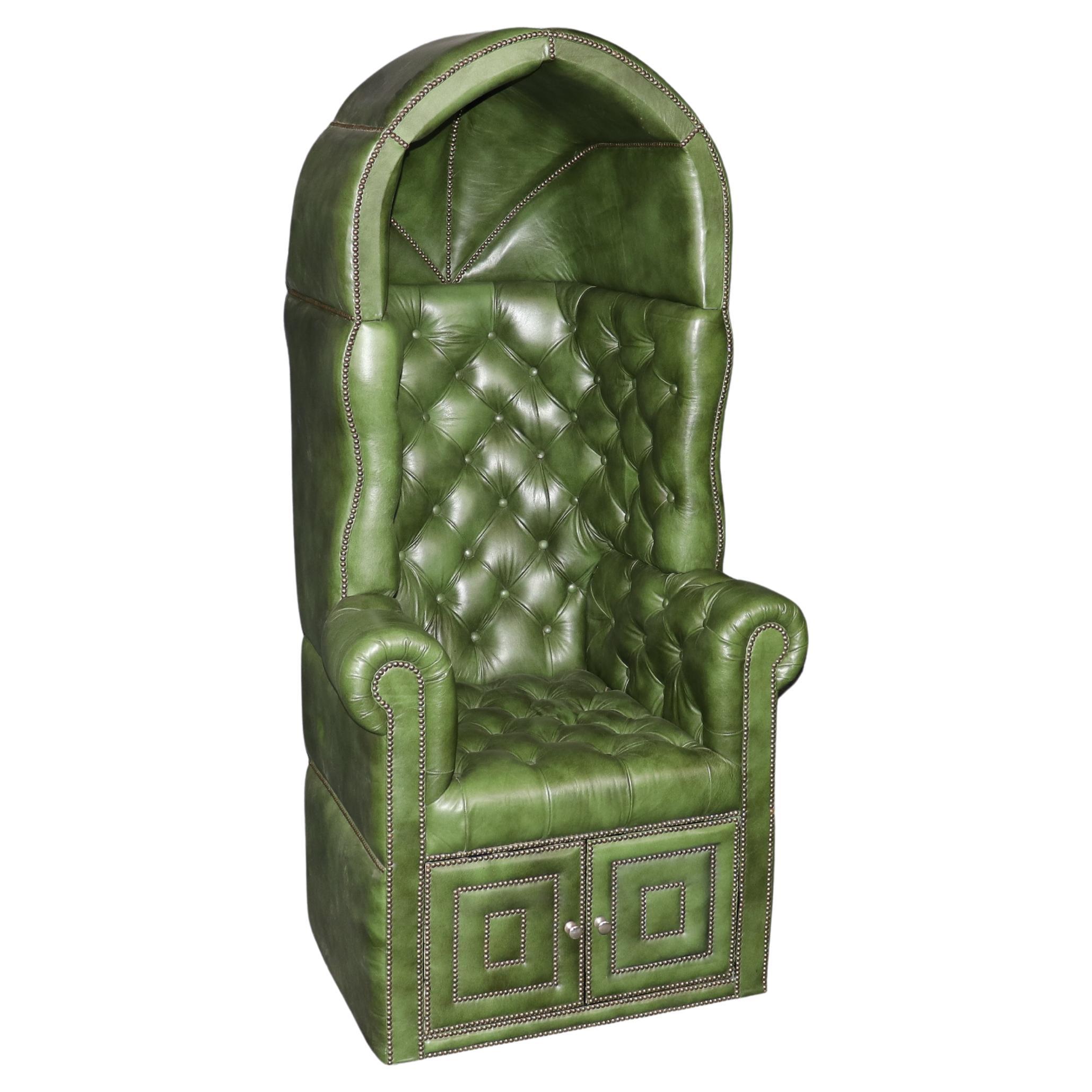 Sedia a baldacchino Porter in pelle verde con inserti in ottone e testa a chiodo in vendita