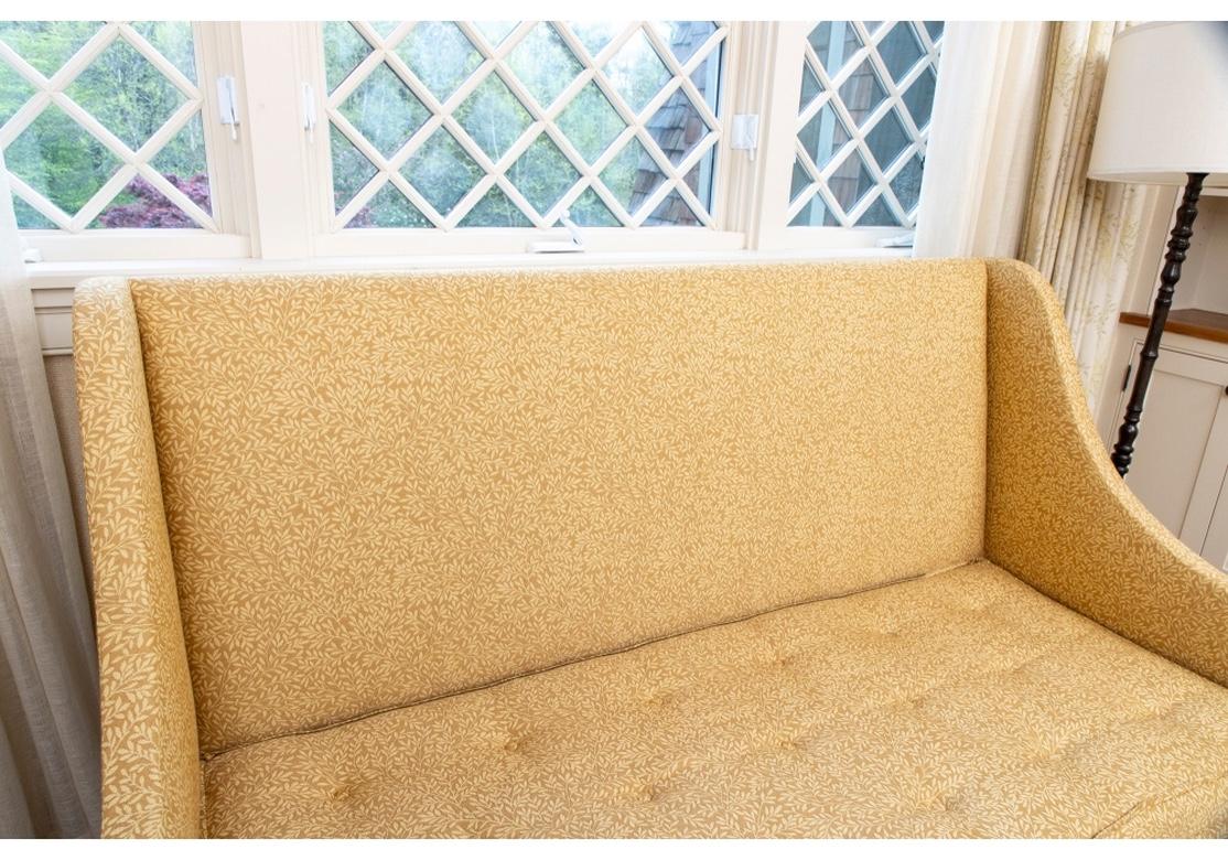 Maßgefertigtes gepolstertes Sofa mit hoher Rückenlehne und dreifachem X-förmigem Stretcher im Zustand „Relativ gut“ im Angebot in Bridgeport, CT