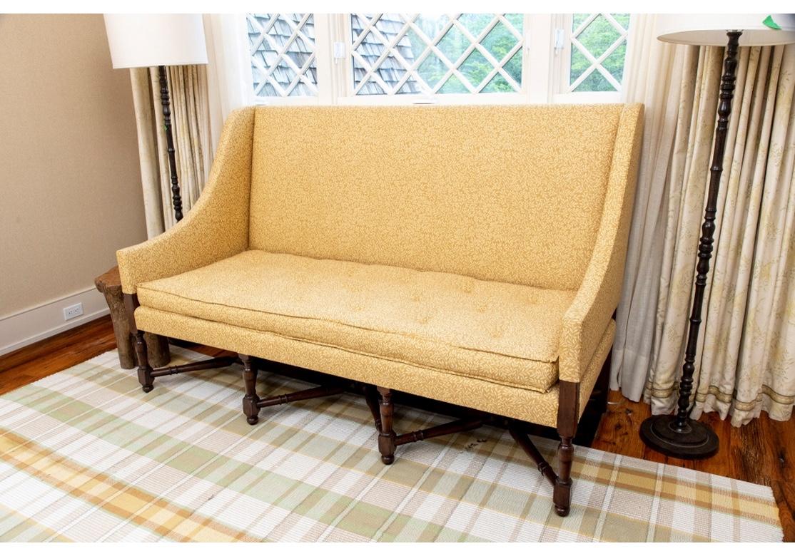 Maßgefertigtes gepolstertes Sofa mit hoher Rückenlehne und dreifachem X-förmigem Stretcher (Holz) im Angebot