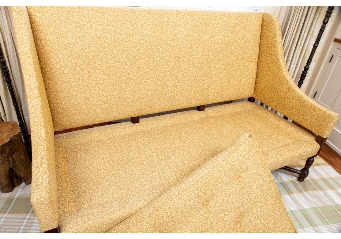 Maßgefertigtes gepolstertes Sofa mit hoher Rückenlehne und dreifachem X-förmigem Stretcher im Angebot 3