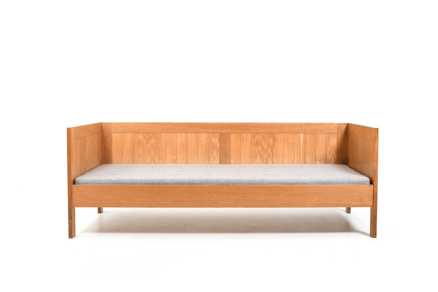 Danish box sofa / daybed with new mattress and new grey wool fabric. Made in solid oak and produced 1960s. We don’t know who designed it, but looks Børge Mogensen or Kurt Østervig. Very good Danish quality! Daybed can be easyely disassembled.