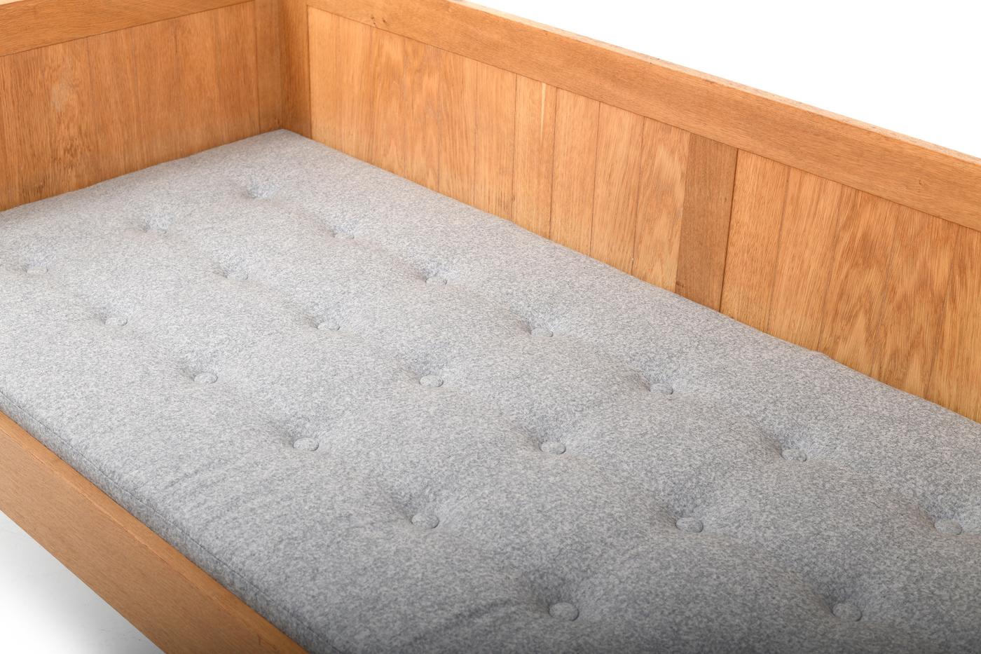 Fine Danish Box Sofa / Daybed in Oak 1960s. New Upholstered In Good Condition For Sale In Handewitt, DE