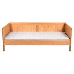 Dänisches Box-Sofa / Tagesbett aus Eiche, 1960er Jahre. Neu gepolstert