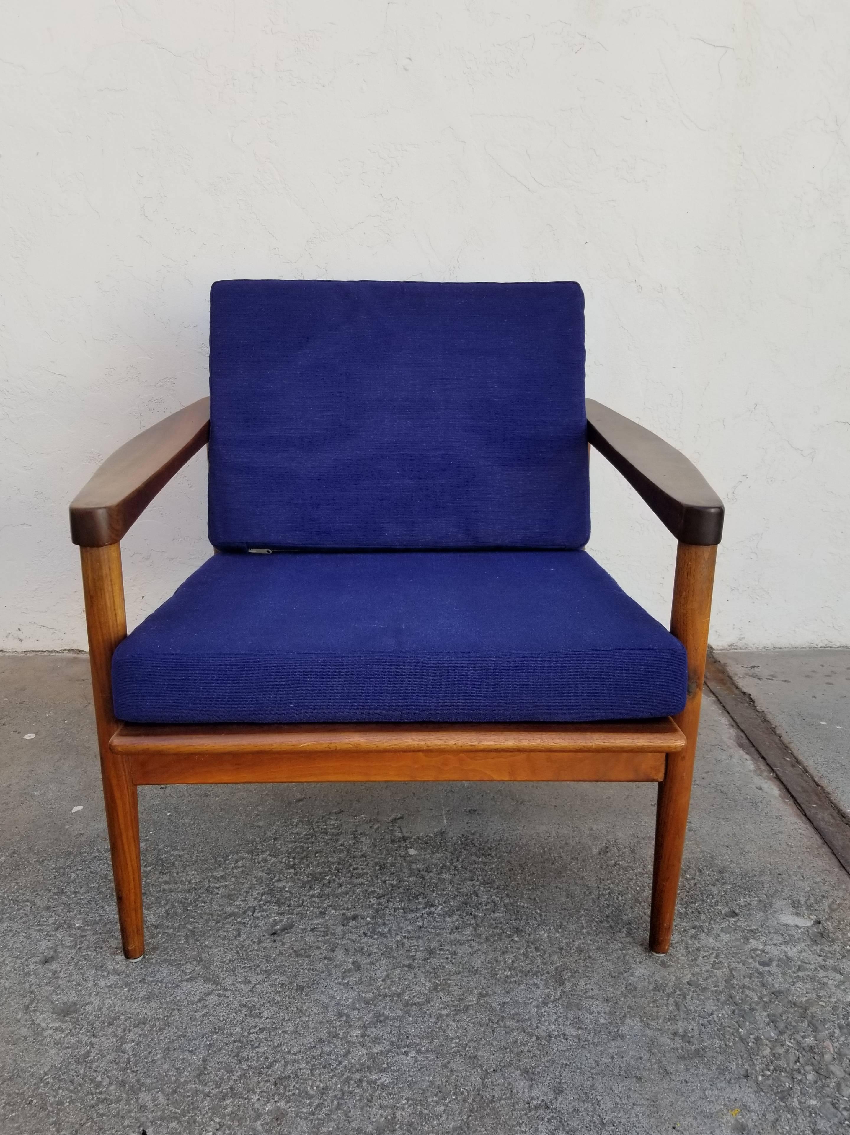 Walnut Fine Danish Modern Lounge Chair