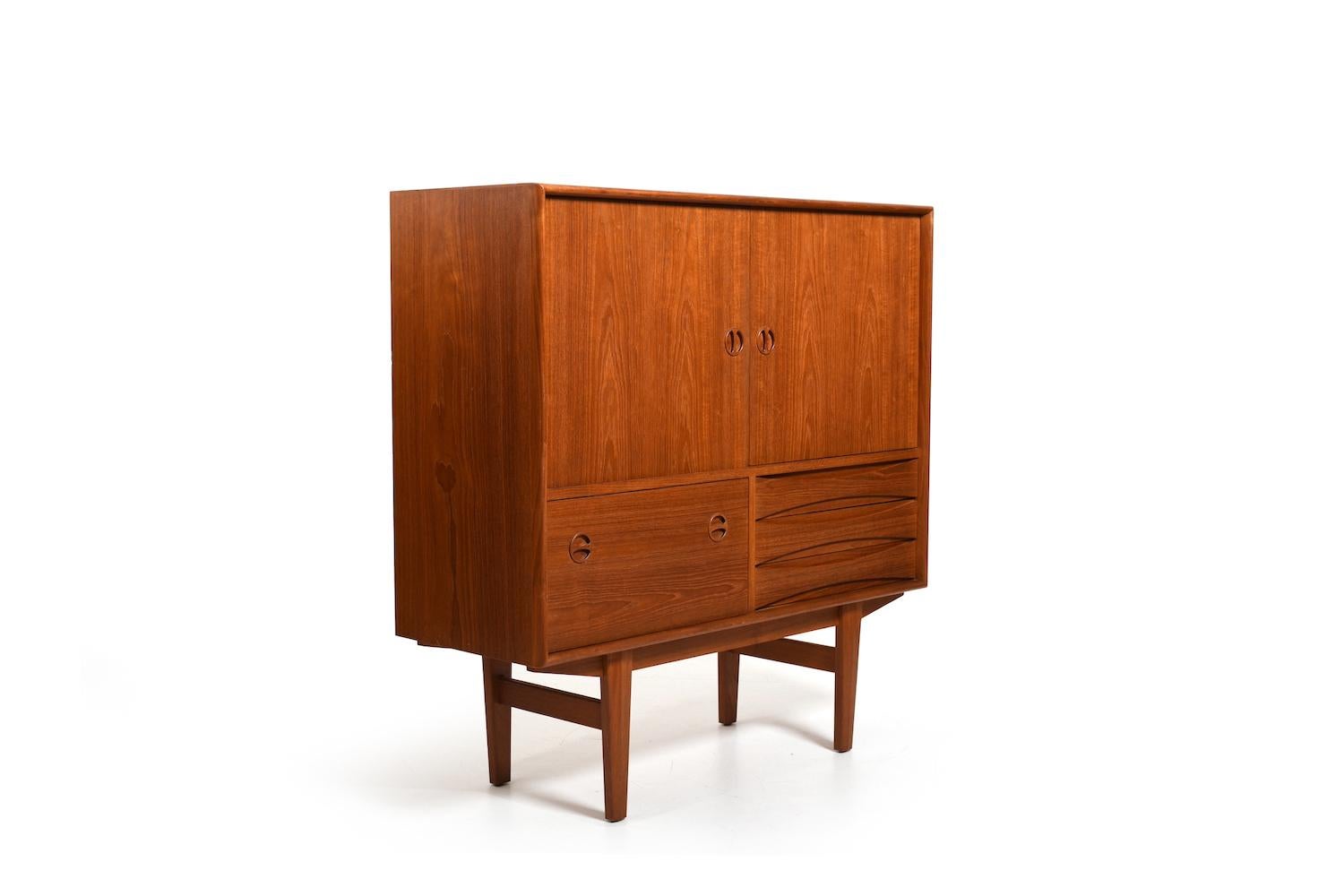 Elegant Danish teak cabinet with drawers and doors. We think it’s by Niels Clausen for N.C. Møbler Denmark. Often as described as Arne Vodder. It’s the same, very good quality. Prod. c. 1960.