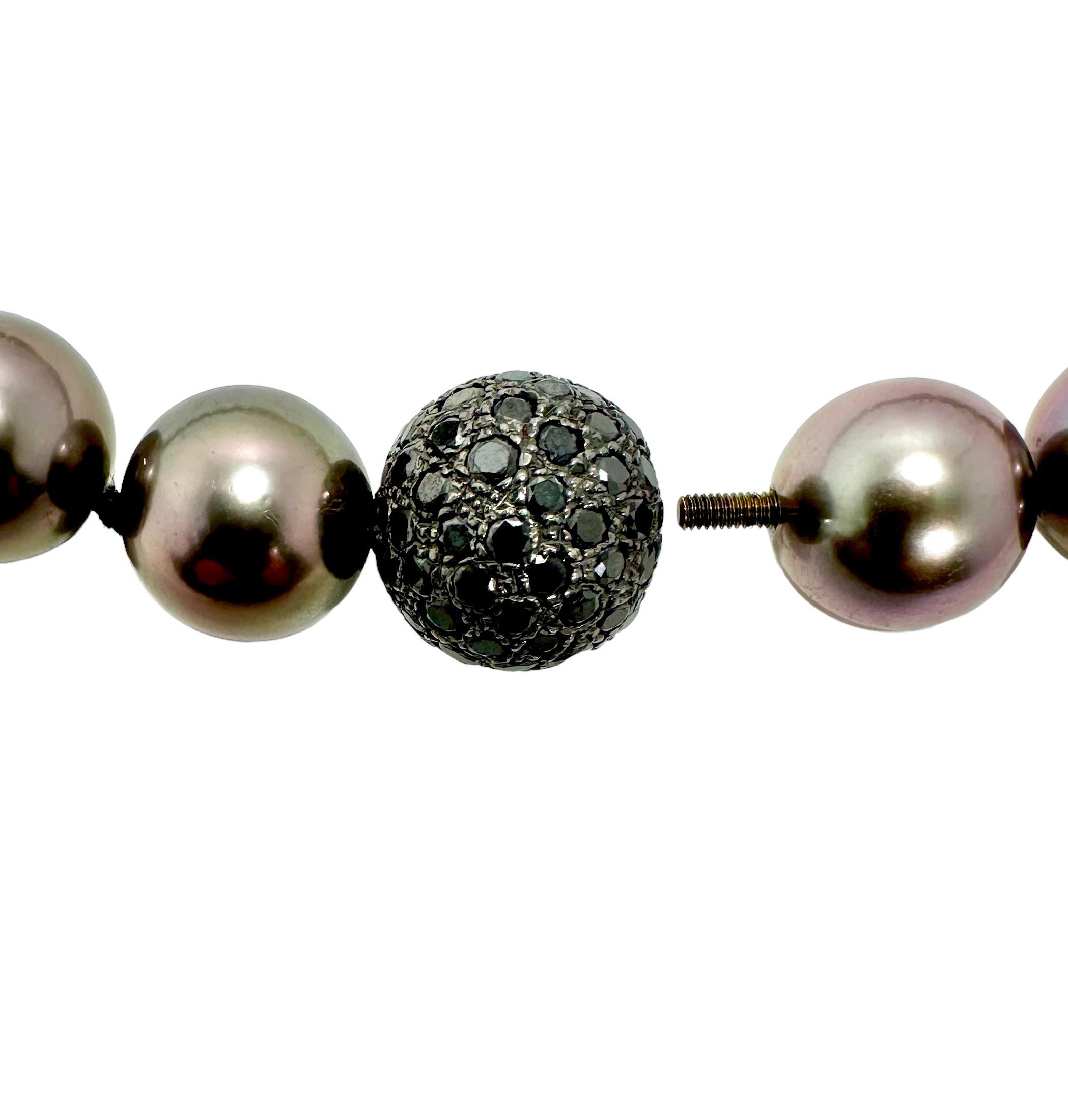 Fine Dark Grey 19 Inch Tahitian Cultured Pearls w/ Black Diamond Ball Clasp In Good Condition For Sale In Palm Beach, FL