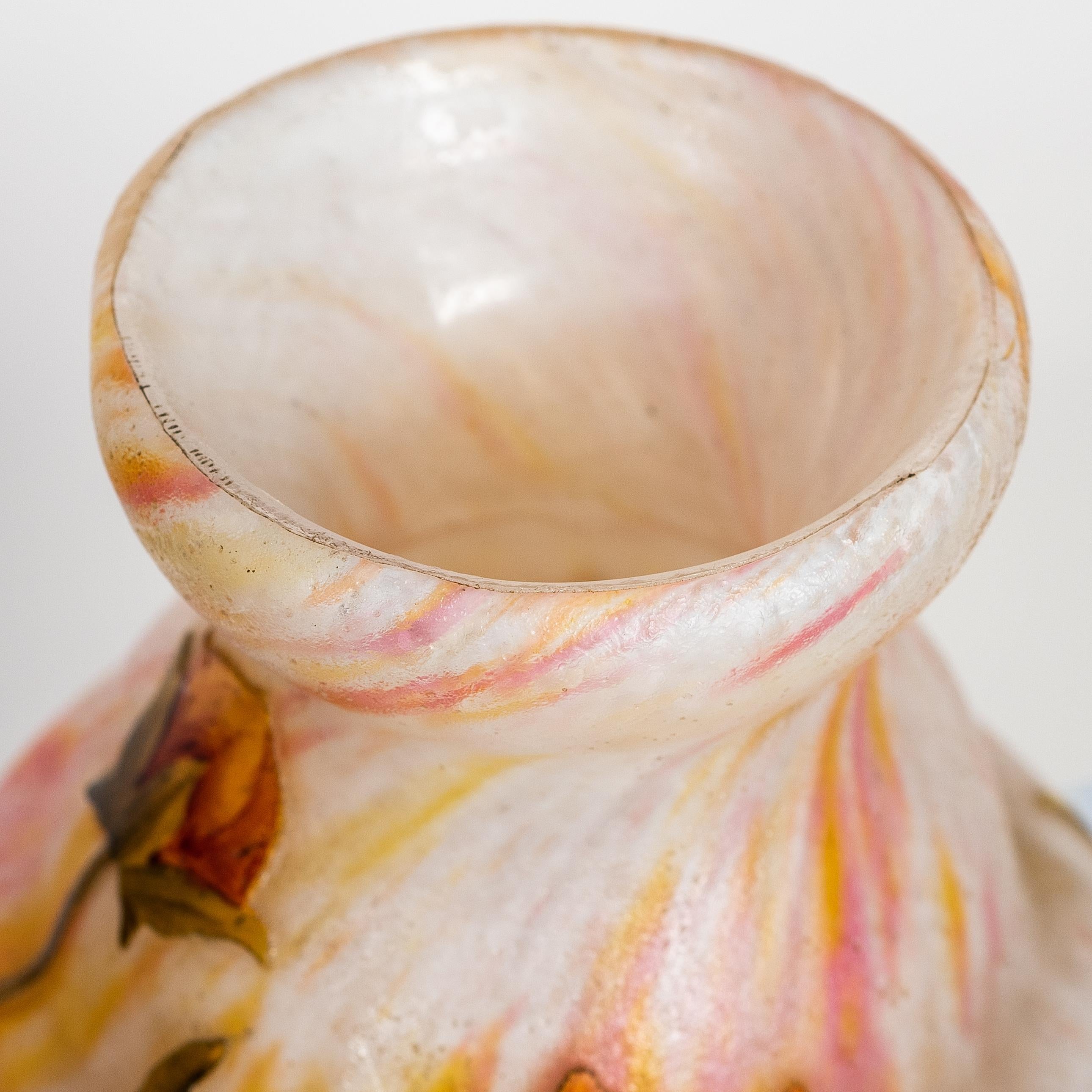 Verre d'art Vase en verre gravé à l'acide:: camée et émaillé de Daum Nancy:: France:: vers 1910 en vente