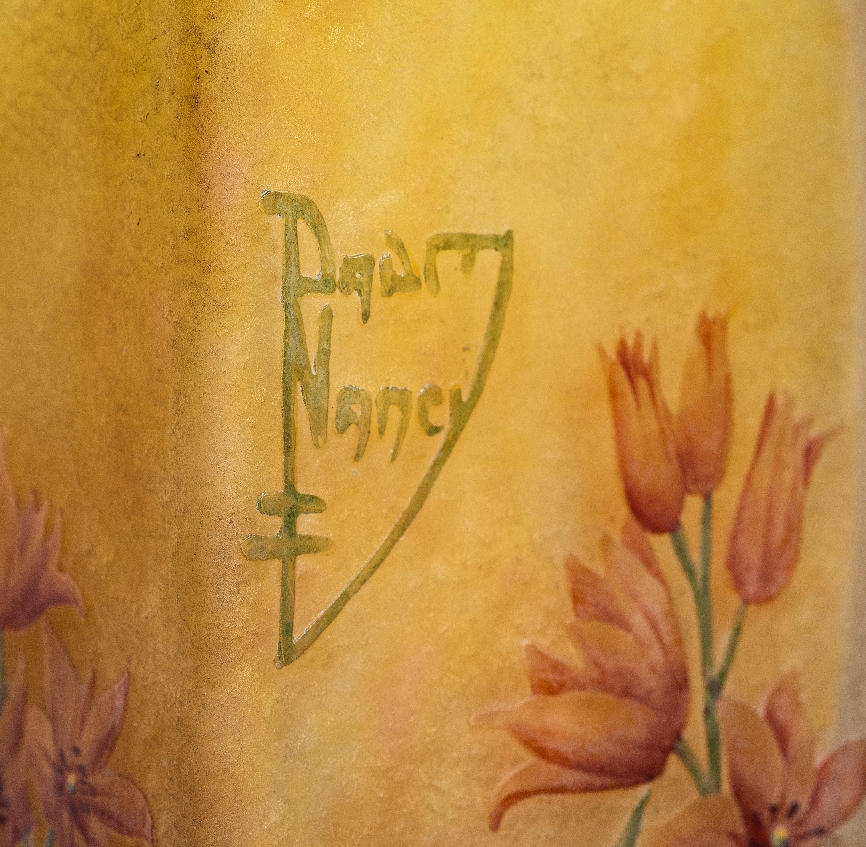 Vase Daum Nancy en verre camée et émaillé,
France, vers 1910
Décoré de fleurs sauvages roses sur un fond jaune opalescent
Cameo marque Daum Nancy avec croix de Lorraine
Dimensions :
Largeur 2 in. (5,2 cm.)
Hauteur 4,6 in. (11,8 cm).