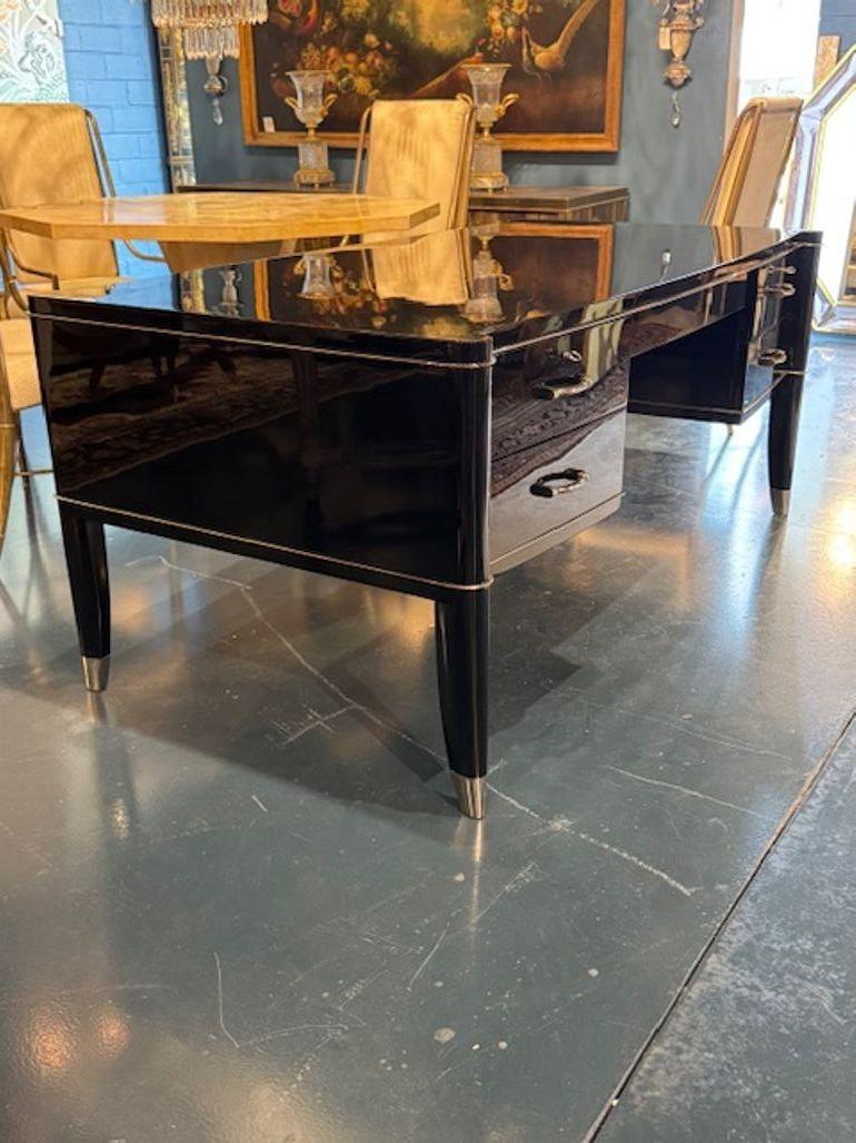 Raffinato bureau De Coene Freres laccato nero pianoforte con finiture in argento. Terminato di recente in Germania. Circa 1940. Esempio straordinario di design belga Art Deco o di metà secolo. De Coene Frères è nota per la produzione di mobili di