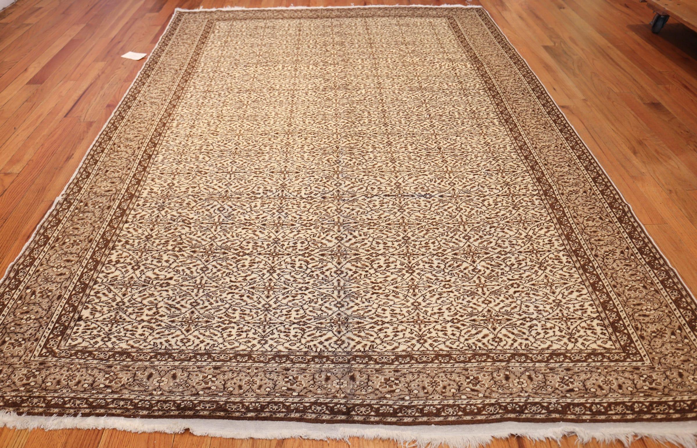 Beautiful fine and decorative antique Turkish Sivas rug, country of origin / rug type: Turkish rug, circa 1920's. Size: 6 ft 8 in x 9 ft 7 in (2.03 m x 2.92 m)

Featuring beautiful linework and elegant stitching, this breathtaking Sivas rug is a