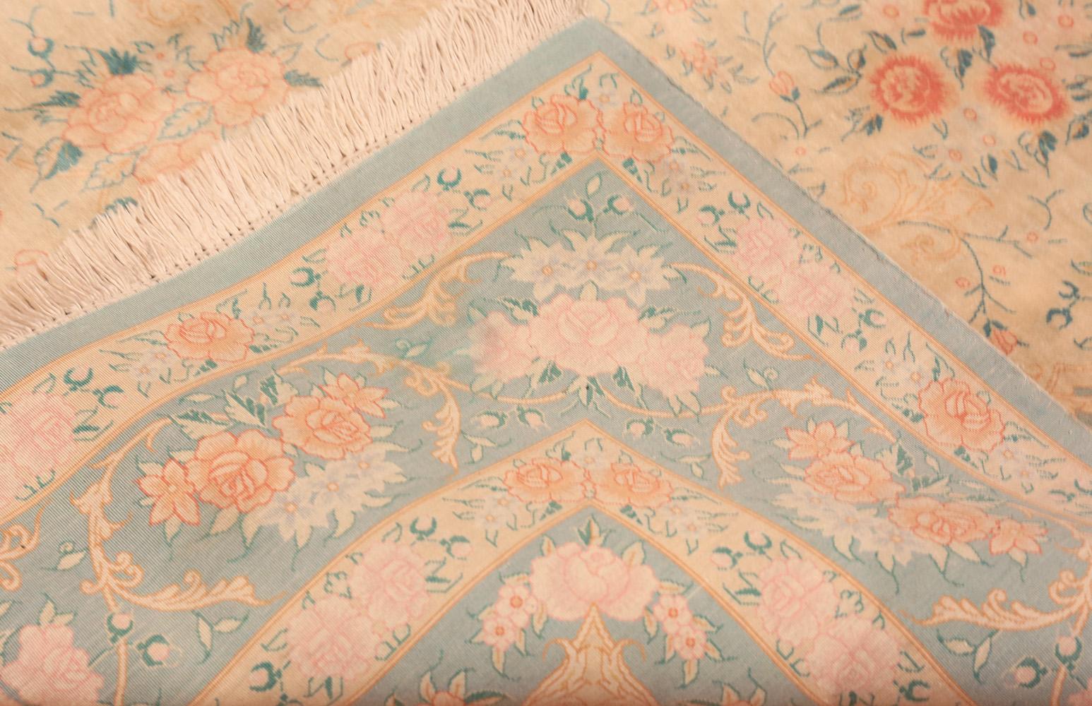 Fine Decorative Vintage Silk Persian Qum Rug , Herkunftsland / Rug Type: Vintage Persian Rug, CIRCA Datum: Ende des 20. Jahrhunderts - Größe: 1,32 m x 1,98 m (4 ft 4 in x 6 ft 6 in).