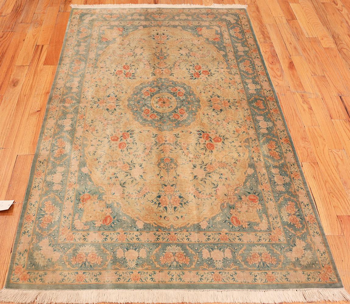 Persischer Qum-Teppich aus Seide im Vintage-Stil. 4 ft 4 in x 6 ft 6 in  (Tabriz) im Angebot
