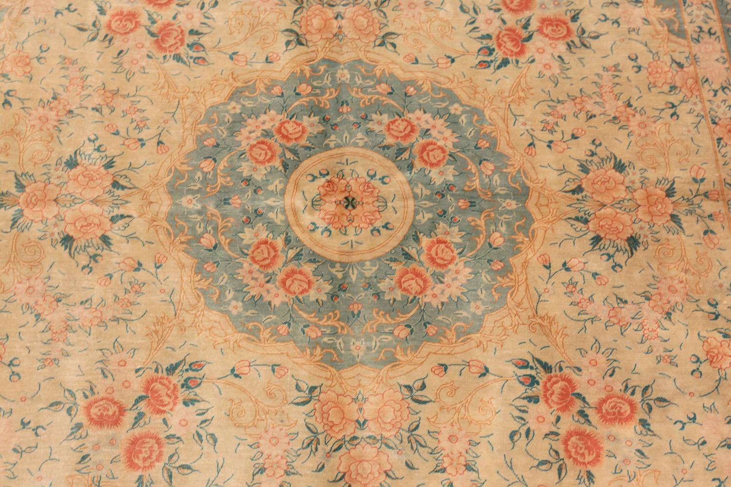 Persischer Qum-Teppich aus Seide im Vintage-Stil. 4 ft 4 in x 6 ft 6 in  im Zustand „Gut“ im Angebot in New York, NY