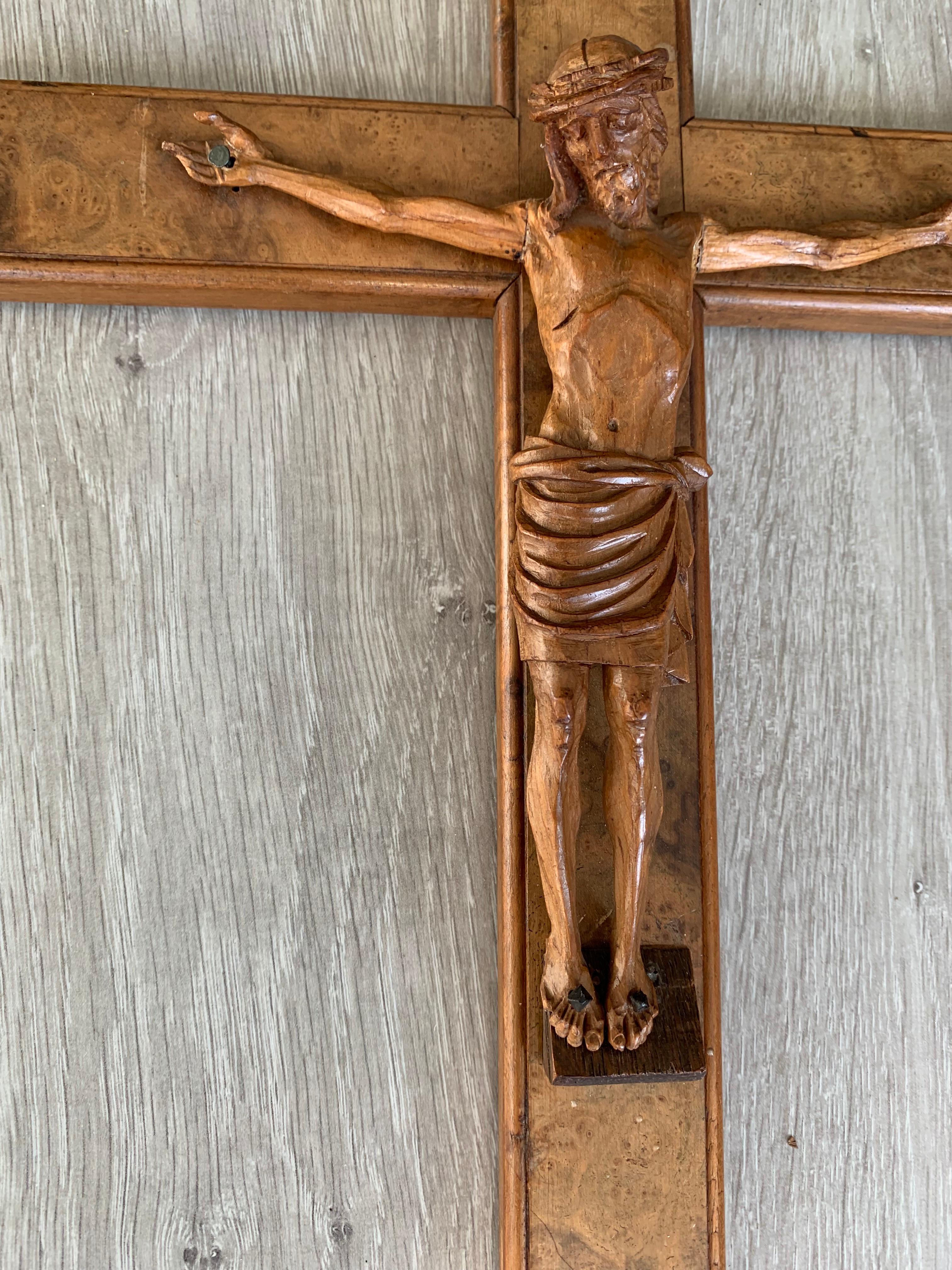 Fine Detailed Early 1900s Carved Burl Walnut Wood Wall Crucifix Corpus of Christ 6