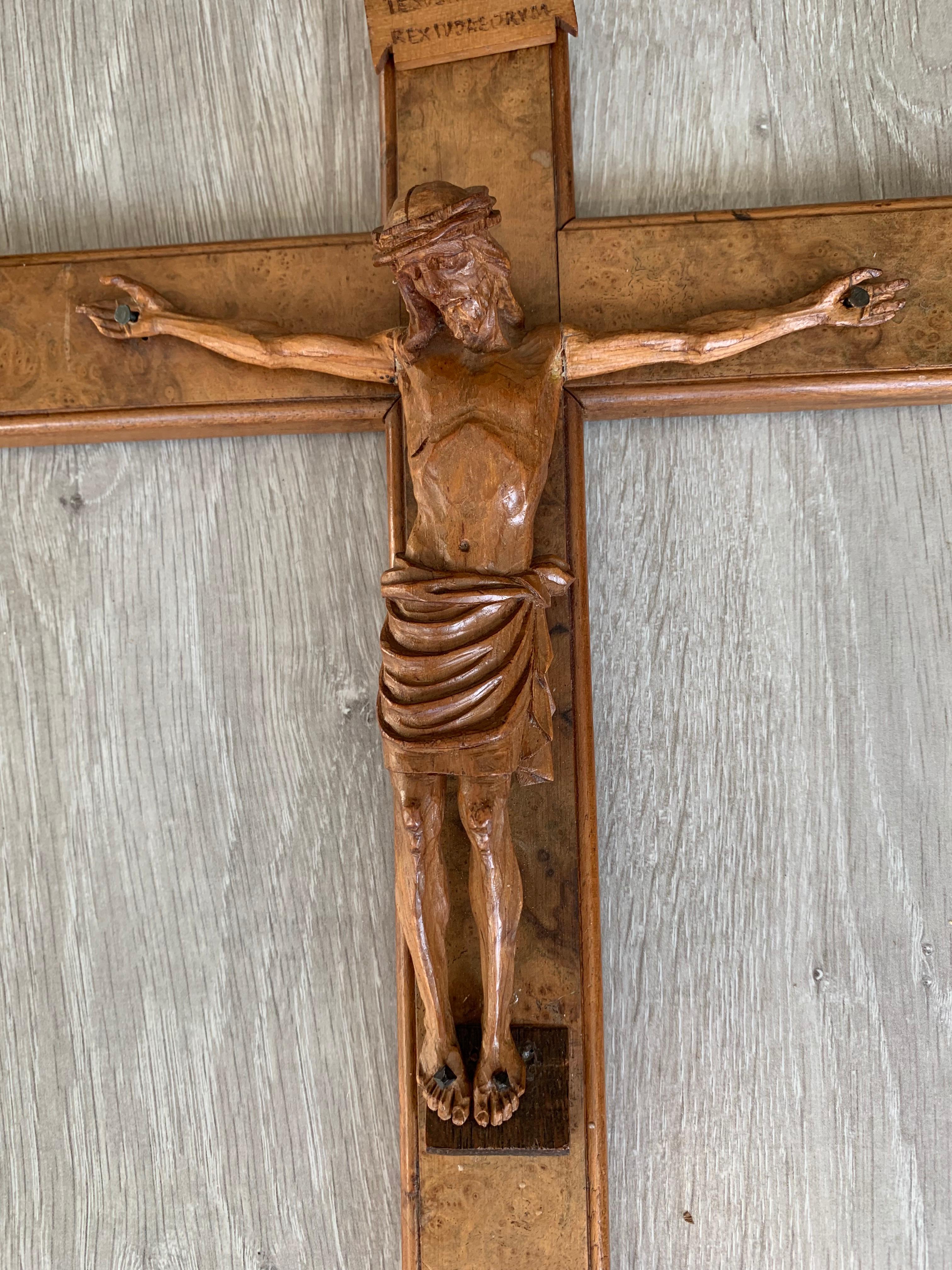 Fine Detailed Early 1900s Carved Burl Walnut Wood Wall Crucifix Corpus of Christ 7
