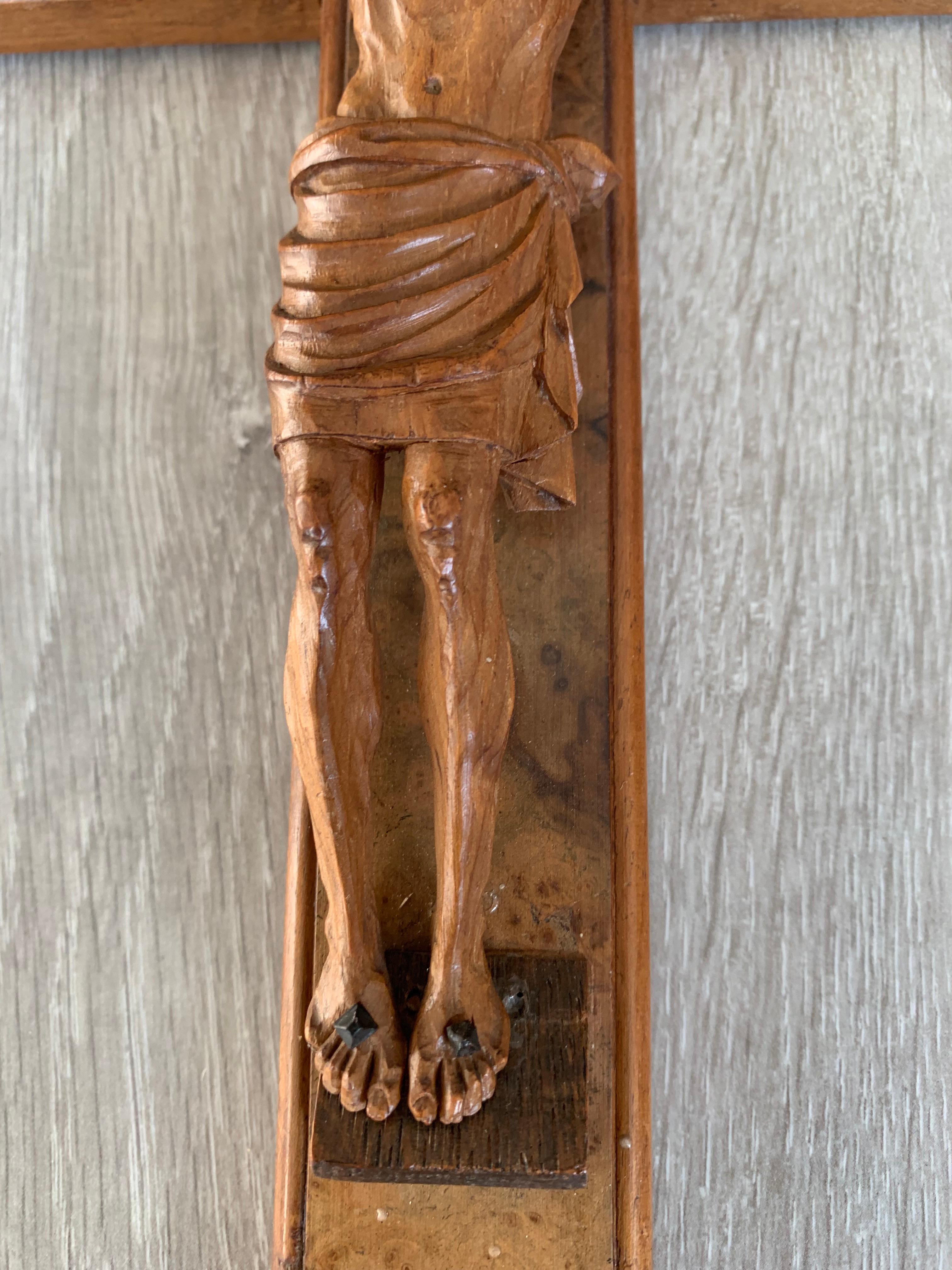 Fine Detailed Early 1900s Carved Burl Walnut Wood Wall Crucifix Corpus of Christ In Good Condition In Lisse, NL