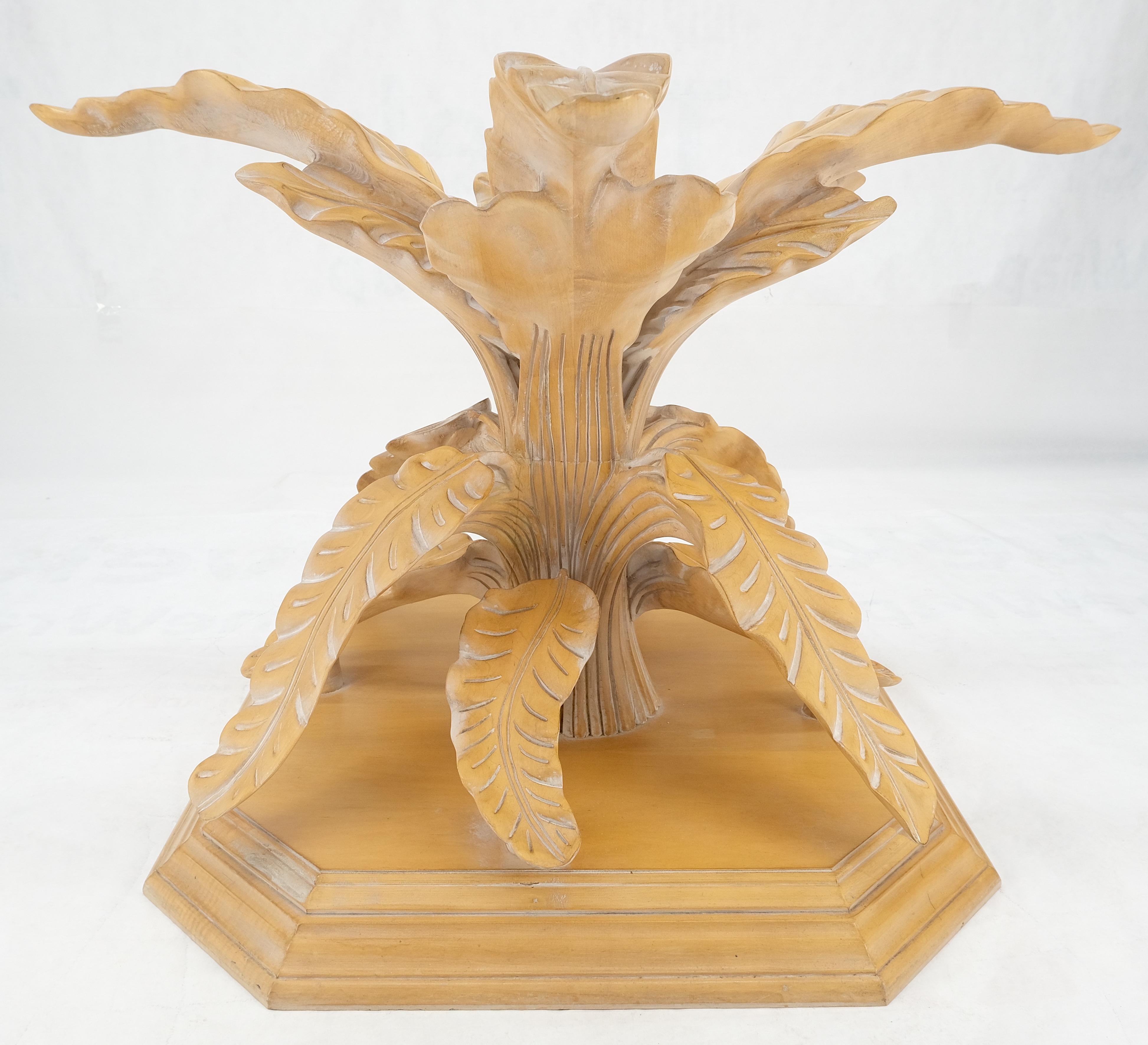 20ième siècle Détails fins Feuilles d'arbre sculptées Base en bois massif  60