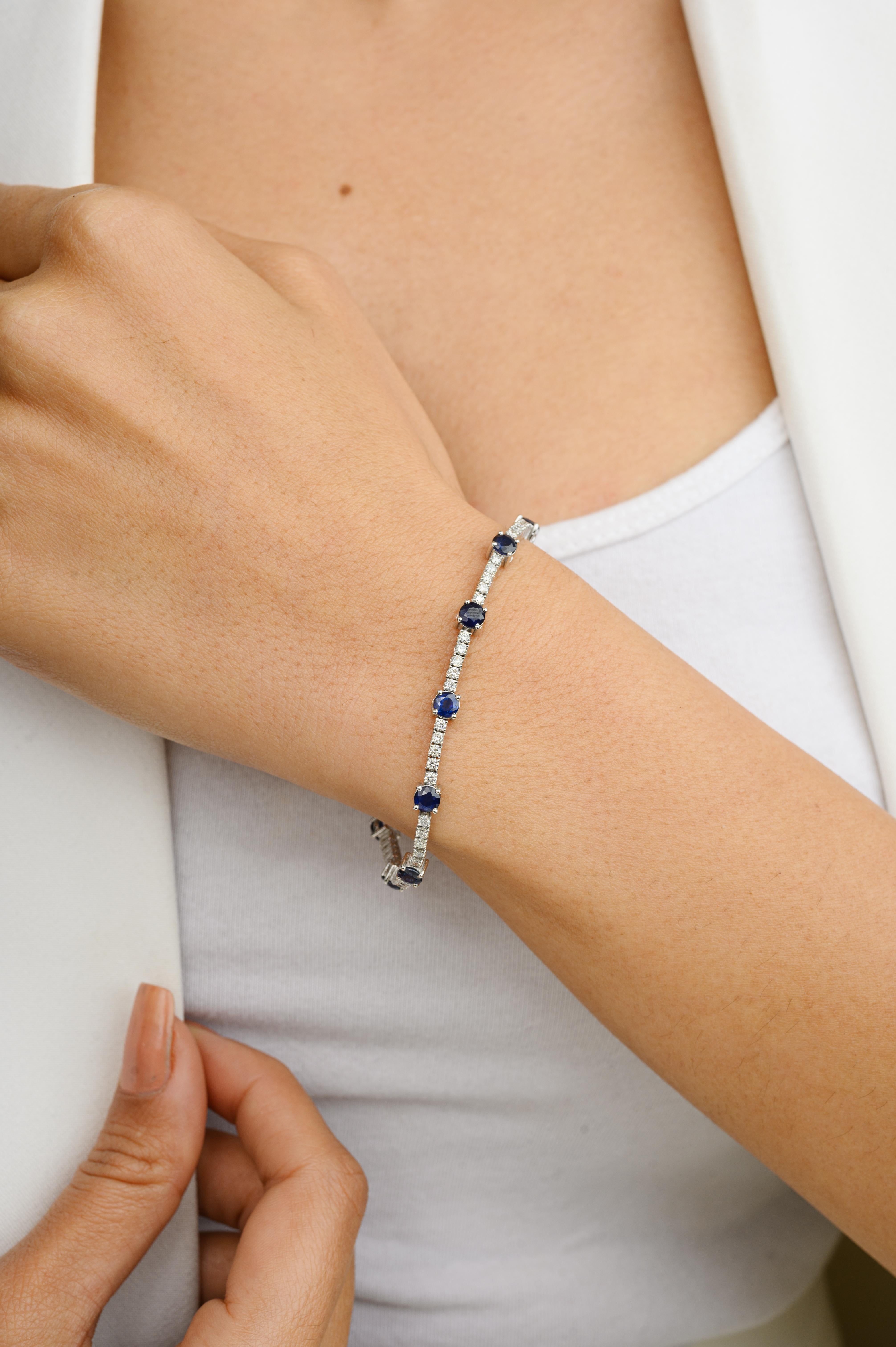 Ce bracelet de fiançailles en or 18 carats, orné de diamants fins et de saphirs bleus, met en valeur un saphir bleu naturel de 3,57 carats et des diamants de 1,41 carats, étincelants à l'infini. Il mesure 7 pouces de long. 
Le saphir stimule la