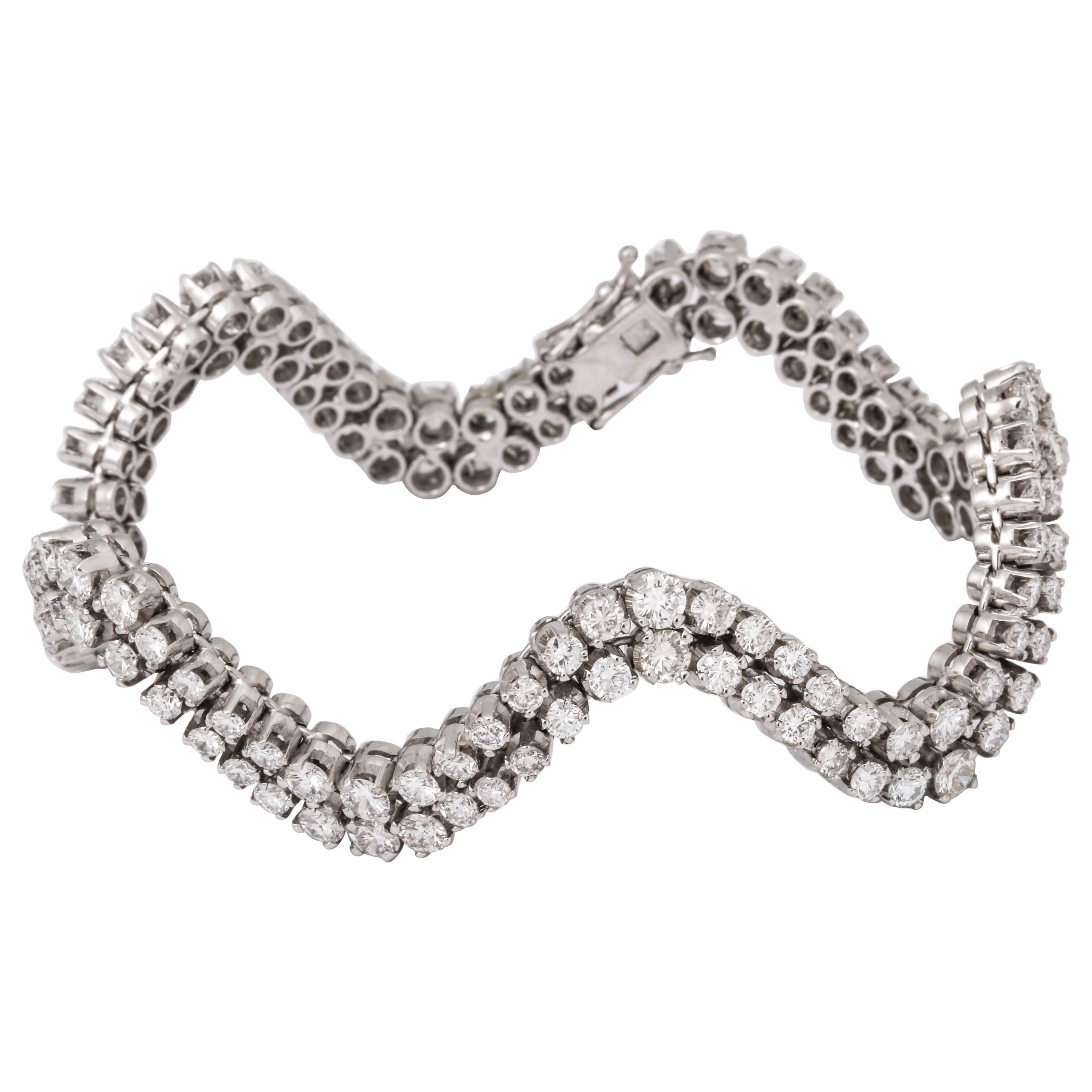 Se trata de una pulsera de diamantes muy impresionante con un diseño increíble. Está compuesto por 14,5 quilates de diamantes de gran calidad engastados en oro blanco de 18 quilates.