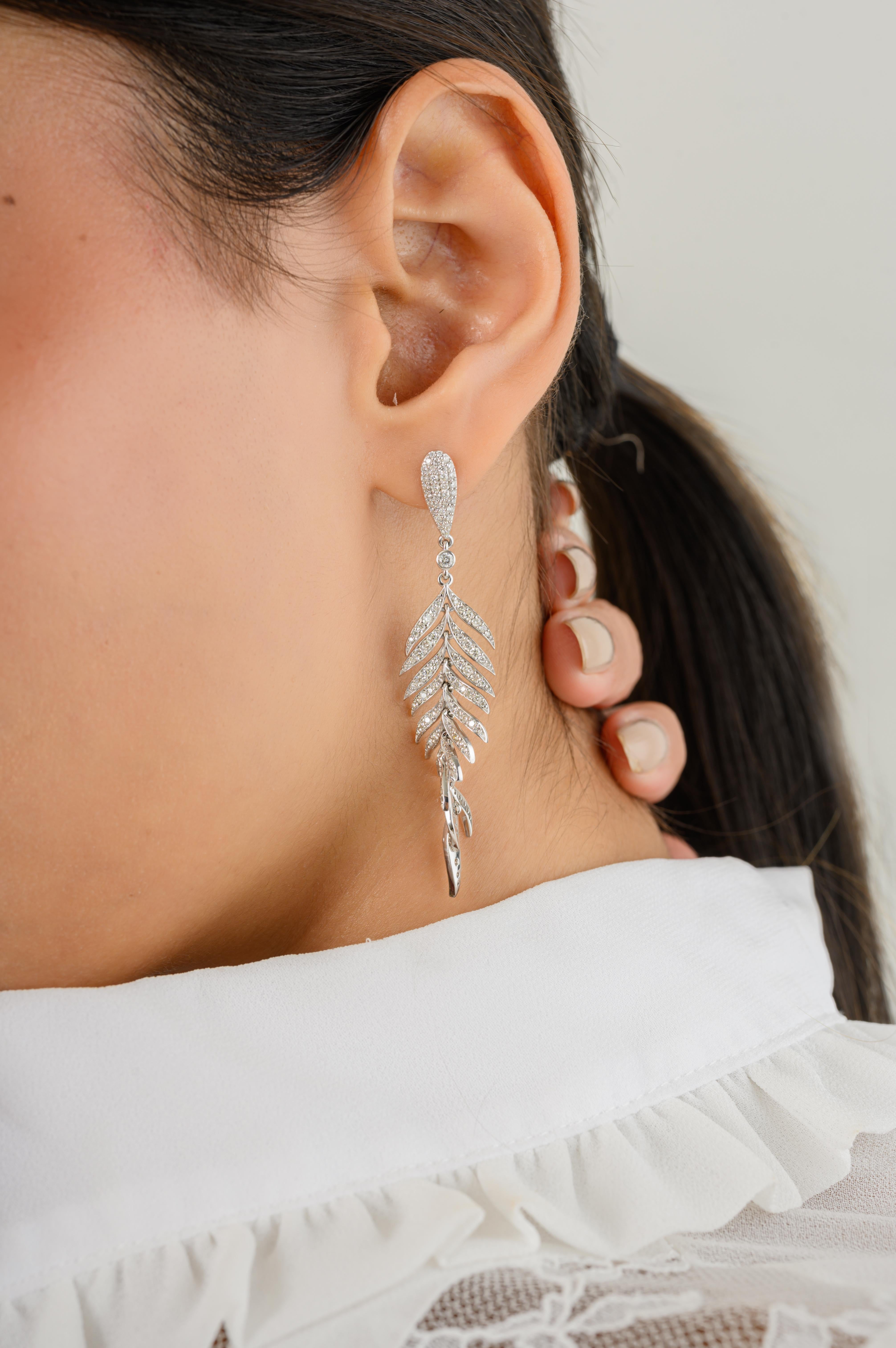 Donna Fine Diamond Flexible Feather Dangle Earrings (orecchini a goccia con piume flessibili) in  Oro bianco massiccio 18k in vendita
