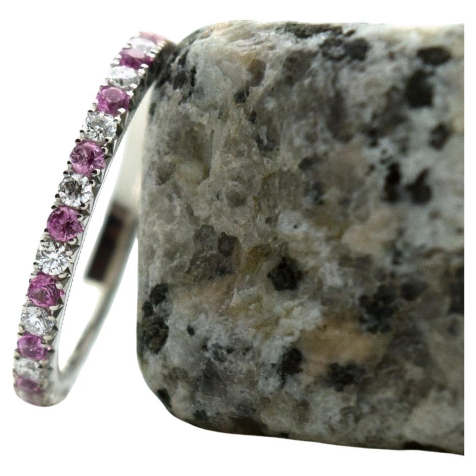Feiner Diamantring mit rosa Saphiren im Ewigkeitsstil aus Platin. Der Ring hat die Größe 6 und kann nicht nachgearbeitet werden. Die Diamanten haben insgesamt 0,30 Karat und die Saphire 0,40 Karat.

Das Echtheitszertifikat wird beim Kauf