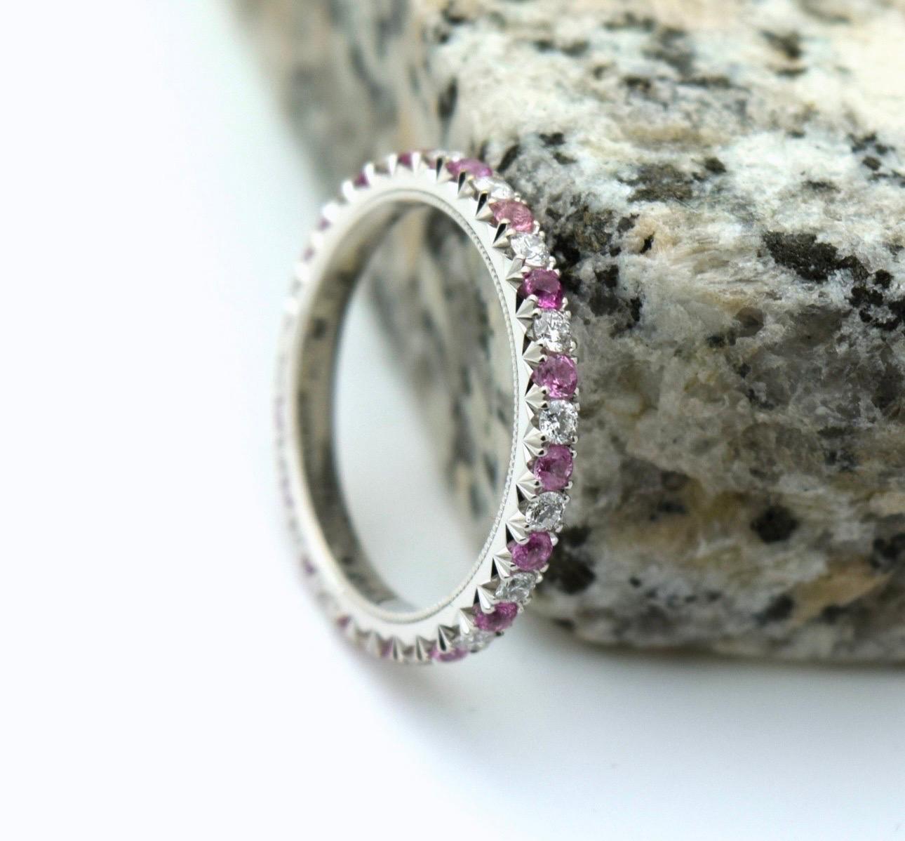 Ring aus Platin mit feinem Diamanten und rosa Saphiren PT950 (Brillantschliff) im Angebot