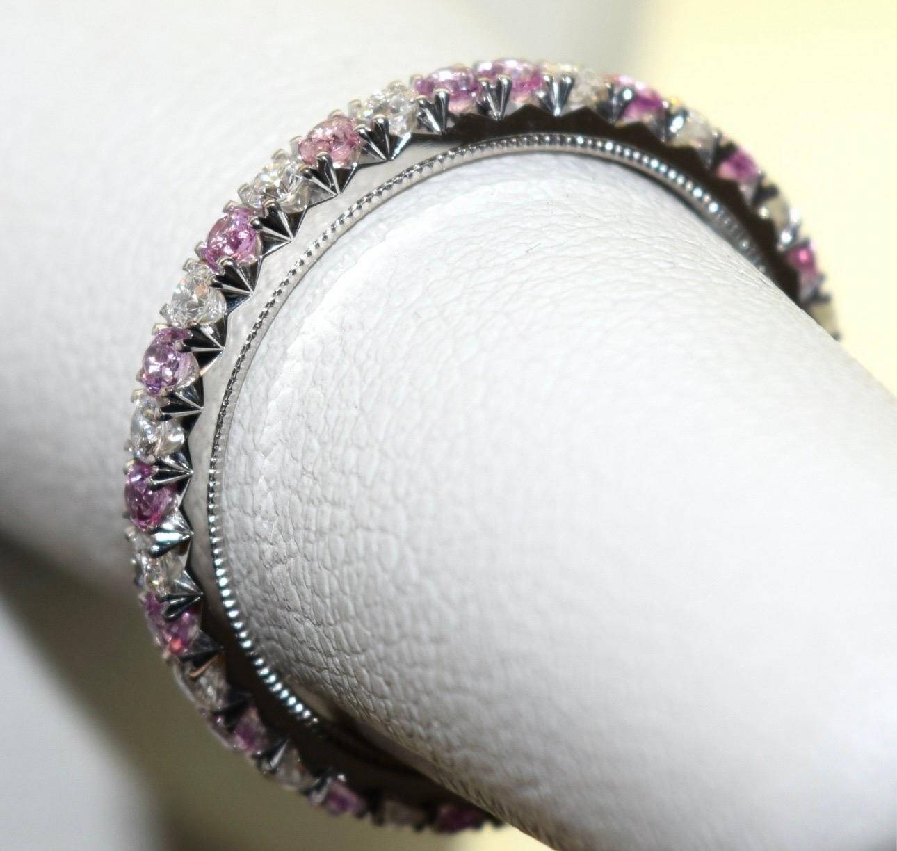 Ring aus Platin mit feinem Diamanten und rosa Saphiren PT950 im Zustand „Neu“ im Angebot in Boca Raton, FL