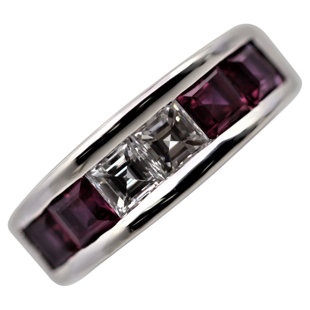 Bague en platine sertie de diamants fins et de rubis en vente