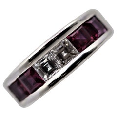Anello a fascia in platino con diamanti e rubini