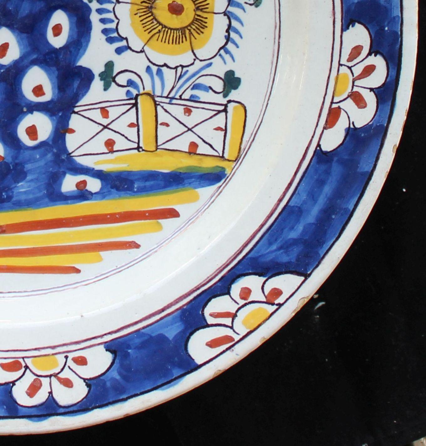 Fine Dutch Delft Polychrome Charger, 1750-1800  In Good Condition For Sale In Verviers, BE