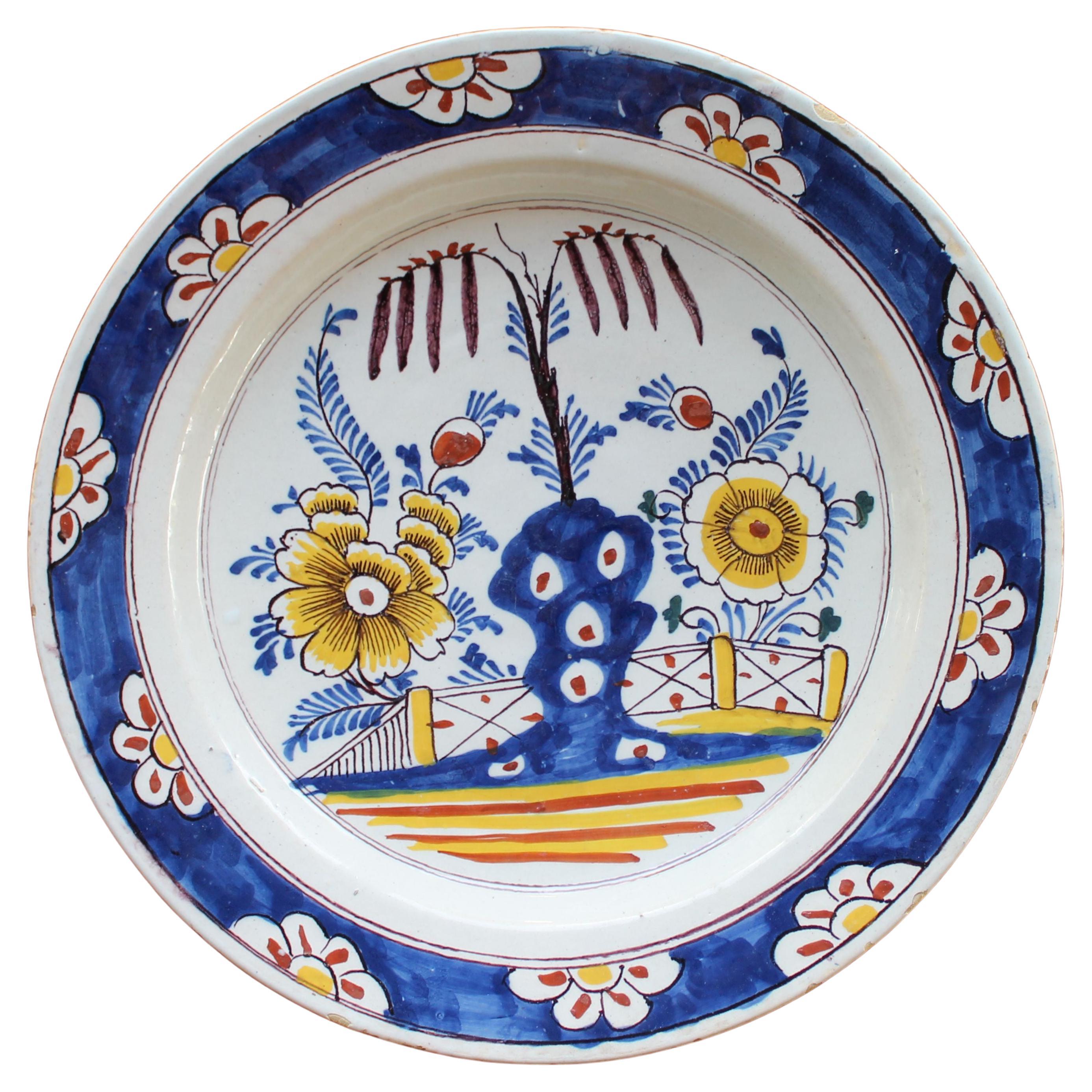 Polychromer niederländischer Delfter Teller, 1750-1800  im Angebot