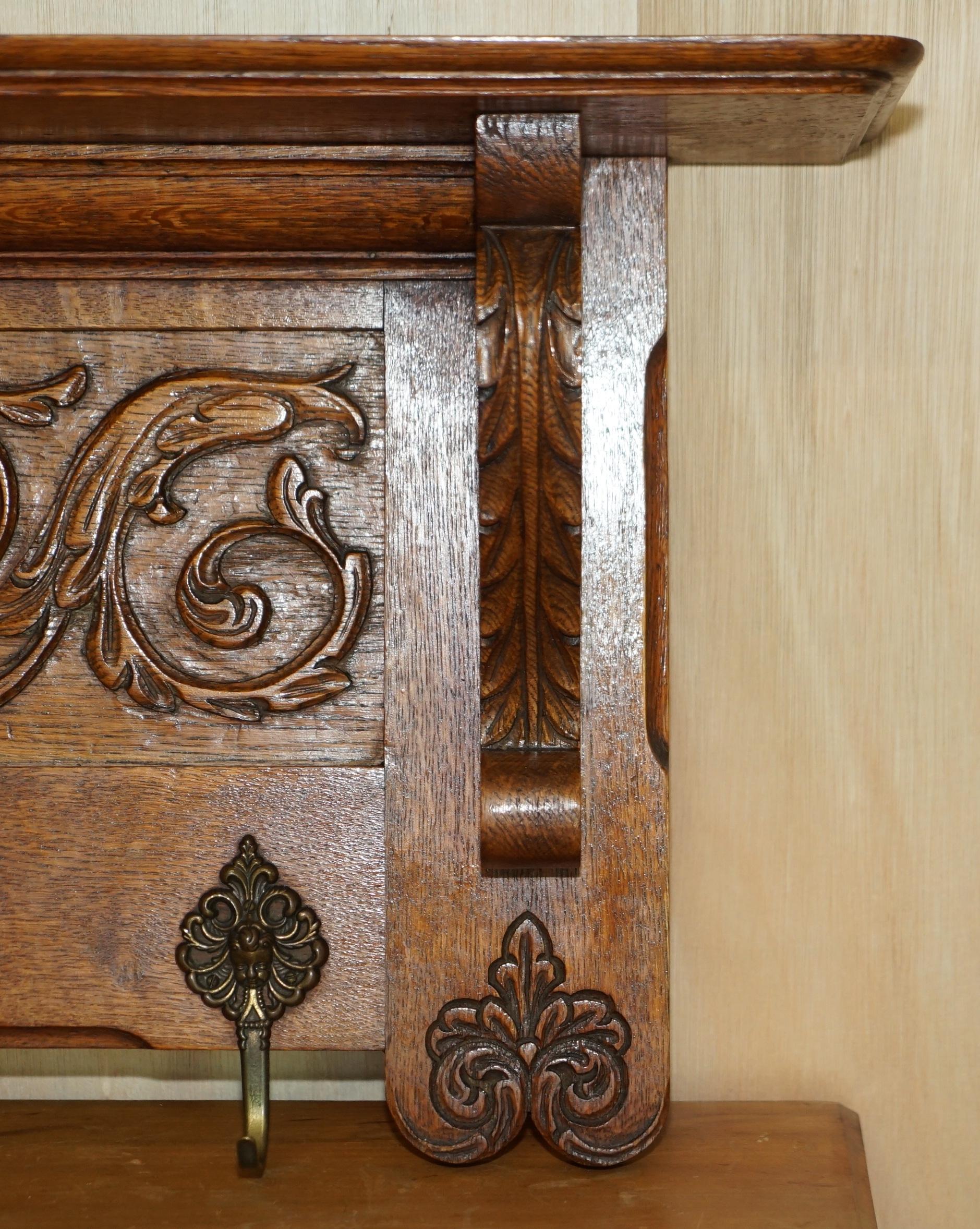 Raffinato appendiabiti olandese in legno di Oak pesantemente intagliato, appendiabiti a muro per cappotti, sciarpe e cappelli con testa di leone intagliata In condizioni buone in vendita a West Sussex, Pulborough
