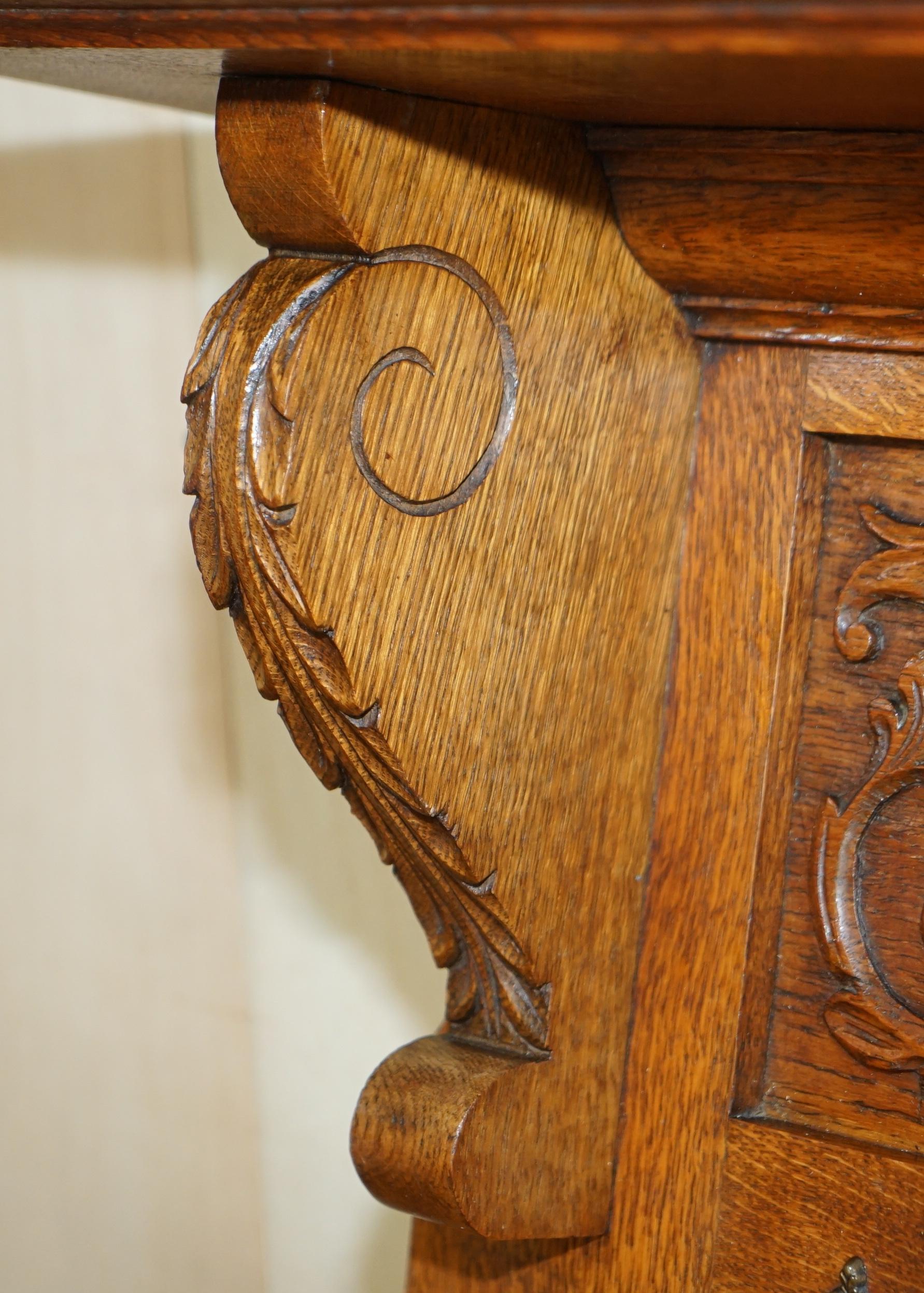 XX secolo Raffinato appendiabiti olandese in legno di Oak pesantemente intagliato, appendiabiti a muro per cappotti, sciarpe e cappelli con testa di leone intagliata in vendita