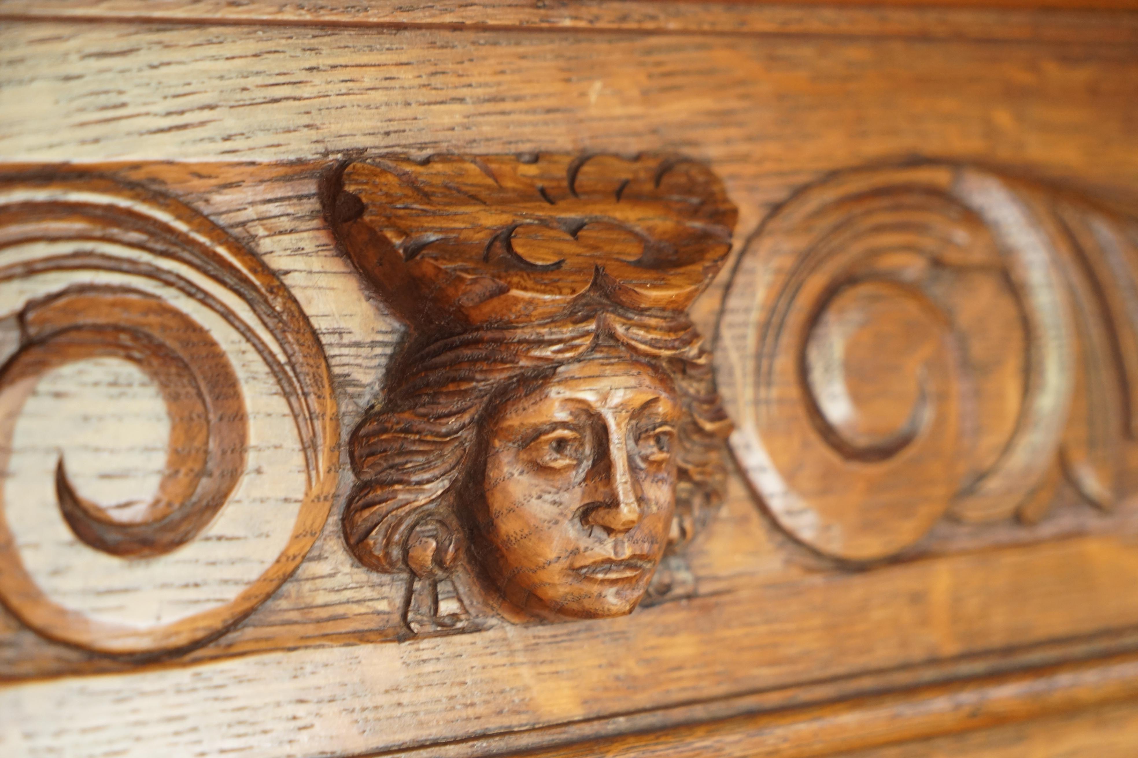 Porte-manteaux/écharpe mural en chêne finement sculpté Porte-chapeaux romantiques crochets en vente 1