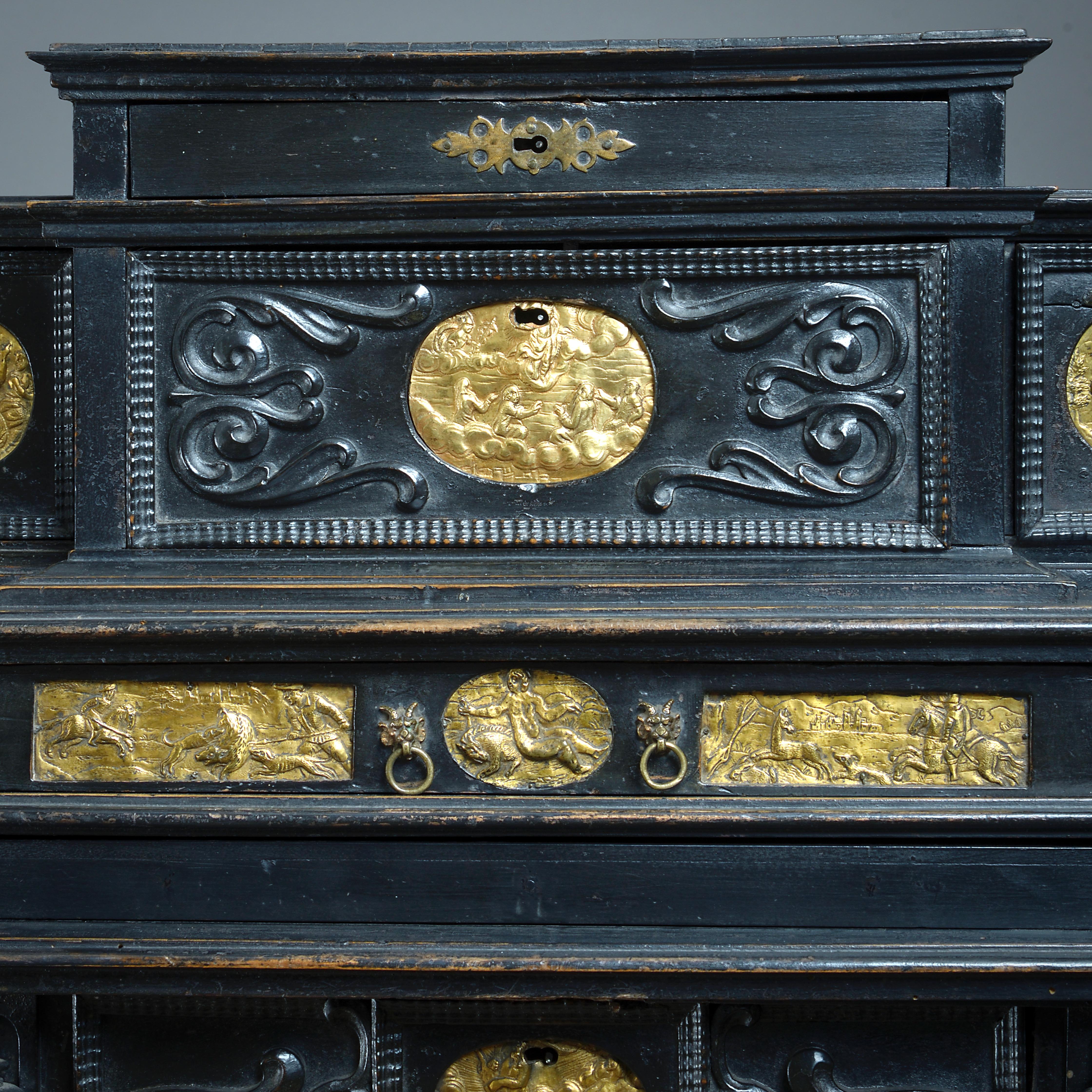 Laiton Fine armoire de table ébonisée du début du 17e siècle en vente