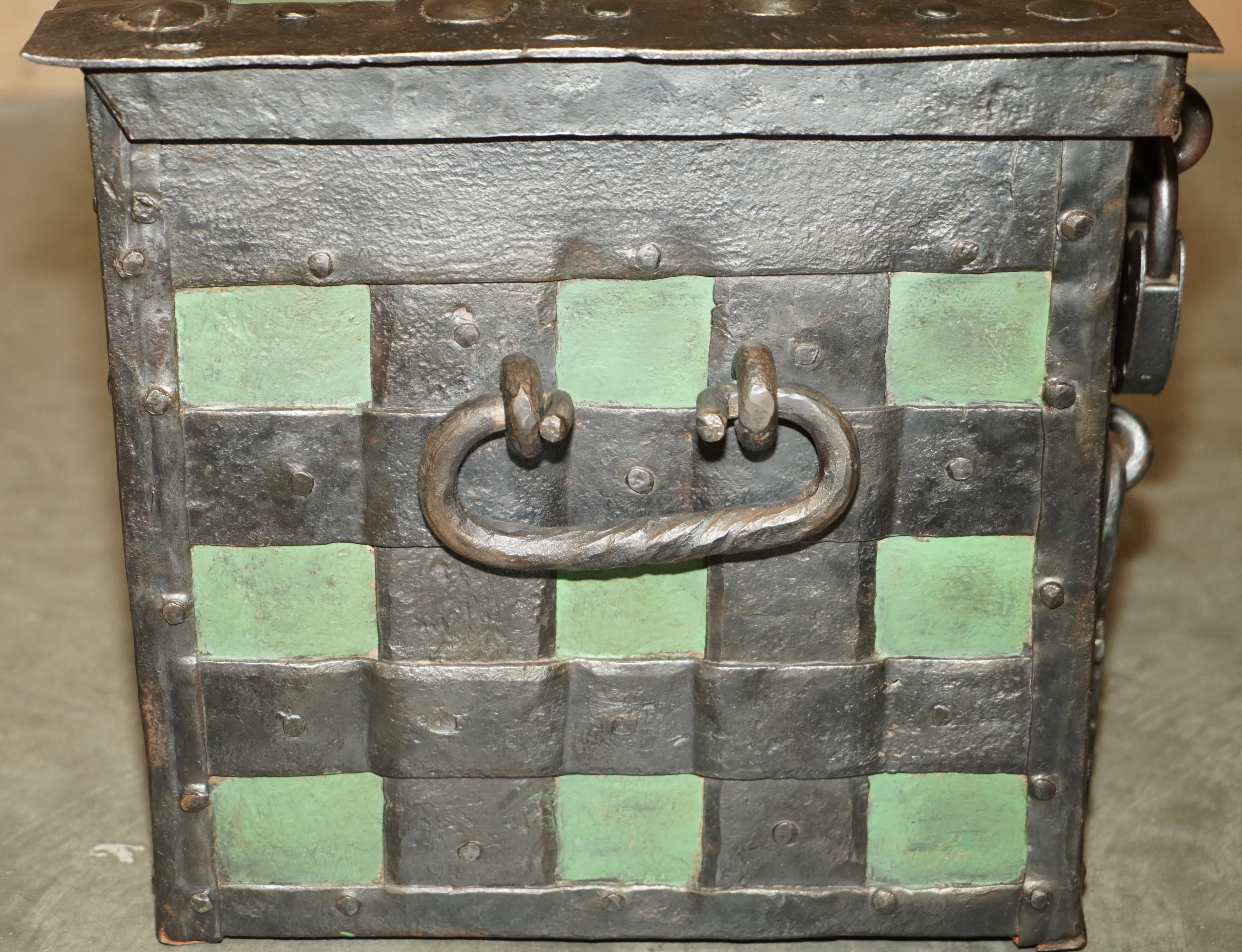FINE EARLY 17TH CENTURY GERMAN WROUGHT IRON SAFE CHEST TRUNK WiTH ORIGINAL KEY For Sale 2