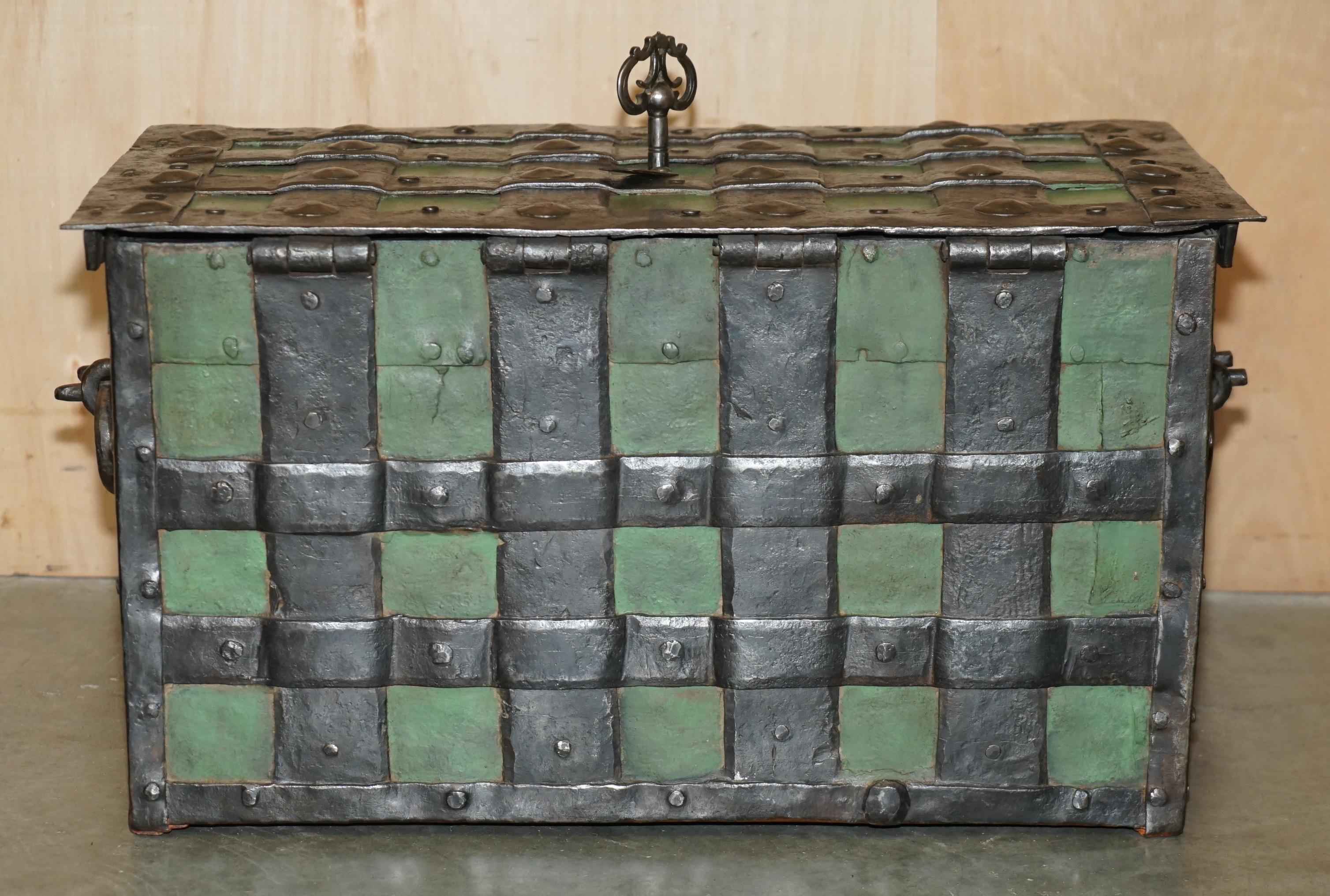 FINE EARLY 17TH CENTURY GERMAN WROUGHT IRON SAFE CHEST TRUNK WiTH ORIGINAL KEY For Sale 3