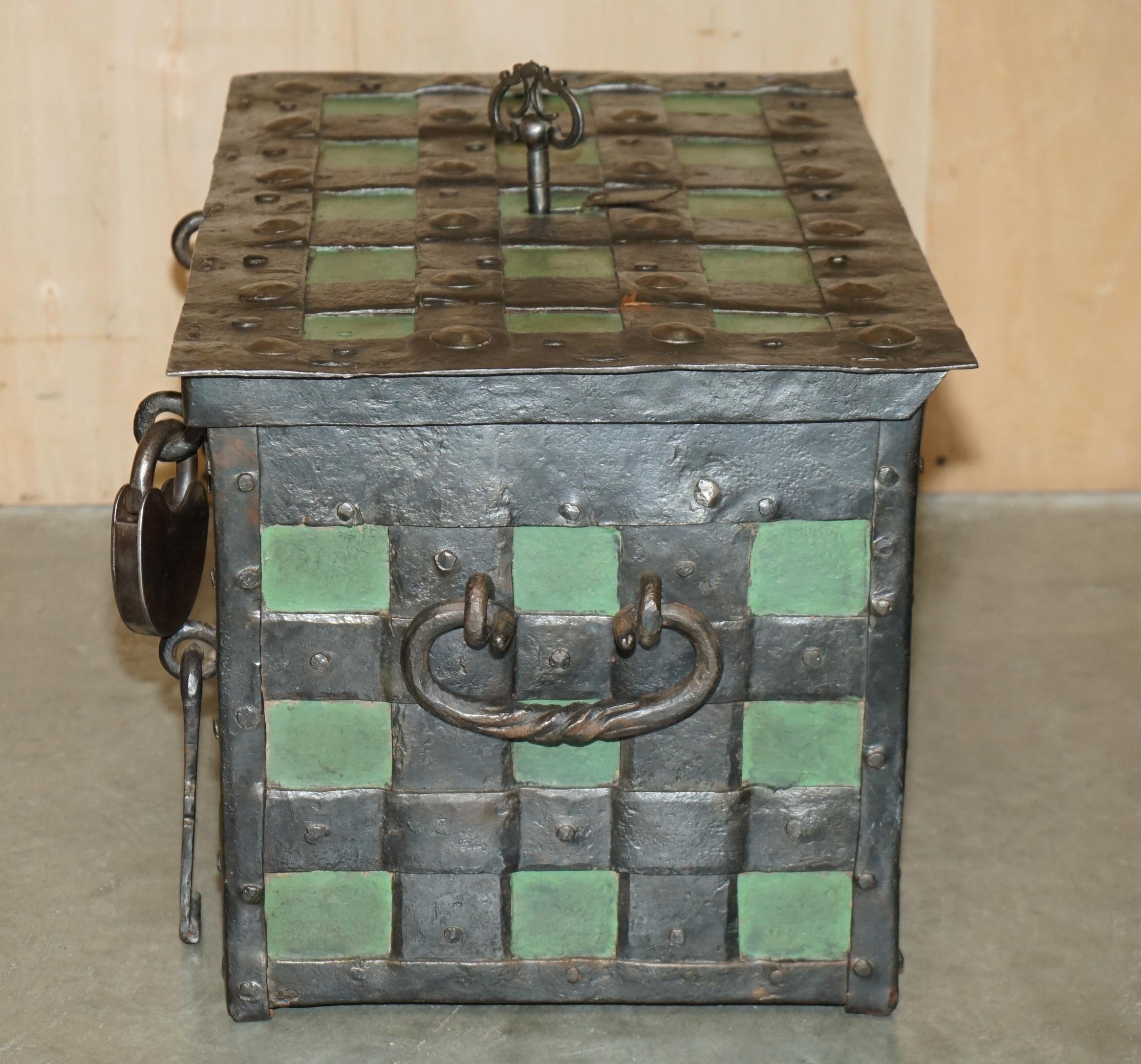 FINE EARLY 17TH CENTURY GERMAN WROUGHT IRON SAFE CHEST TRUNK WiTH ORIGINAL KEY For Sale 4