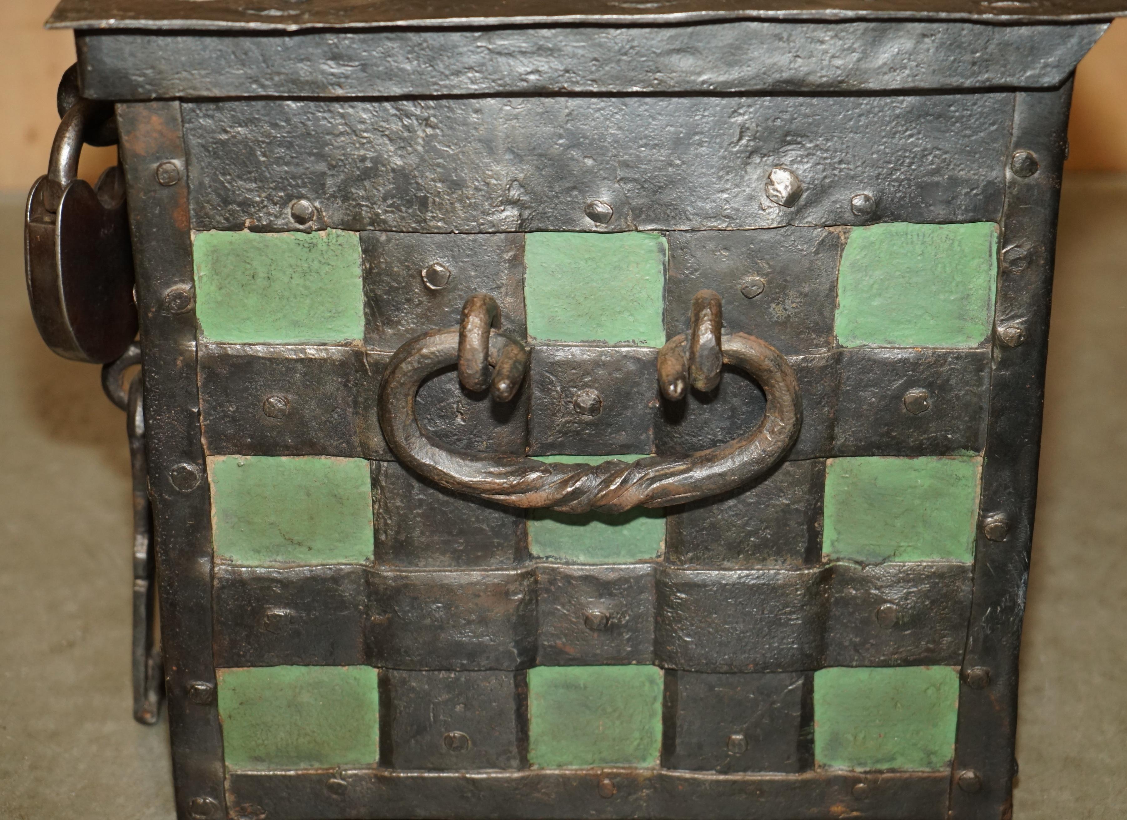 FINE EARLY 17TH CENTURY GERMAN WROUGHT IRON SAFE CHEST TRUNK WiTH ORIGINAL KEY For Sale 5