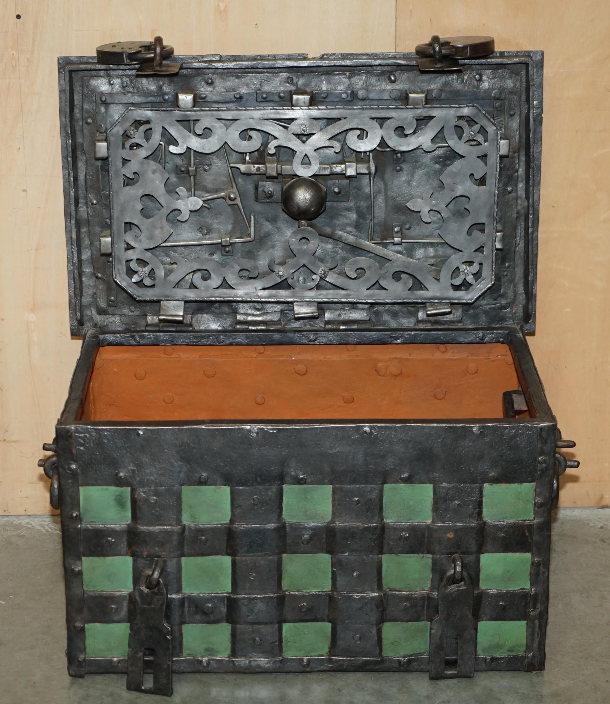 FINE EARLY 17TH CENTURY GERMAN WROUGHT IRON SAFE CHEST TRUNK WiTH ORIGINAL KEY For Sale 6