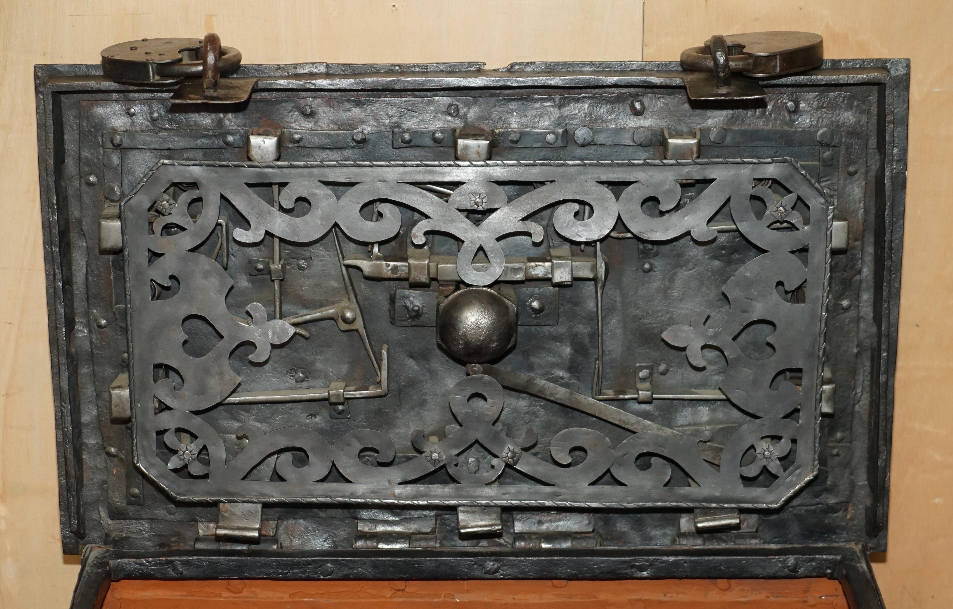 FINE EARLY 17TH CENTURY GERMAN WROUGHT IRON SAFE CHEST TRUNK WiTH ORIGINAL KEY For Sale 7