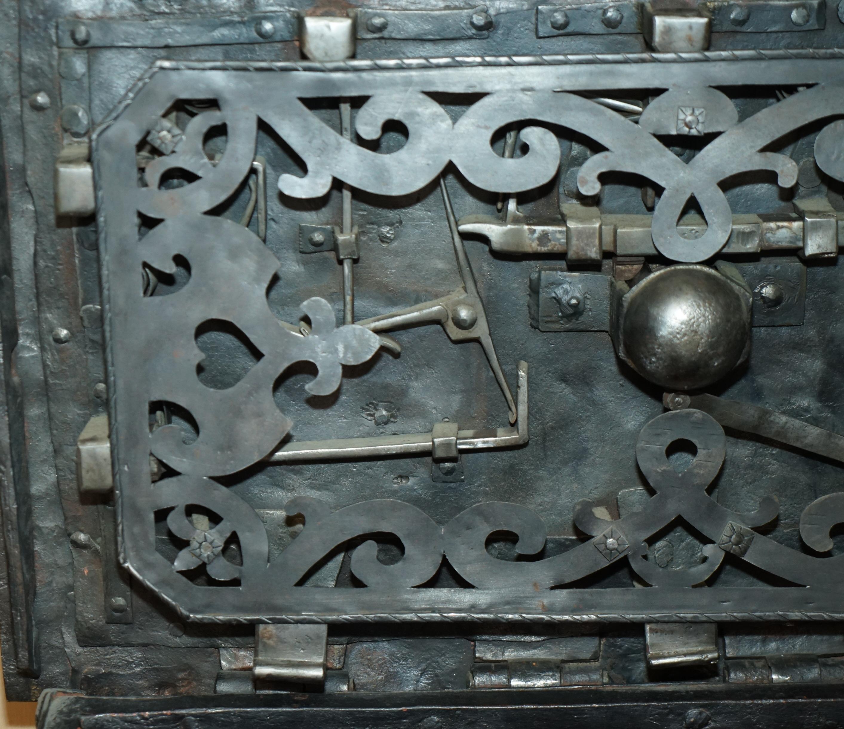 FINE EARLY 17TH CENTURY GERMAN WROUGHT IRON SAFE CHEST TRUNK WiTH ORIGINAL KEY For Sale 8